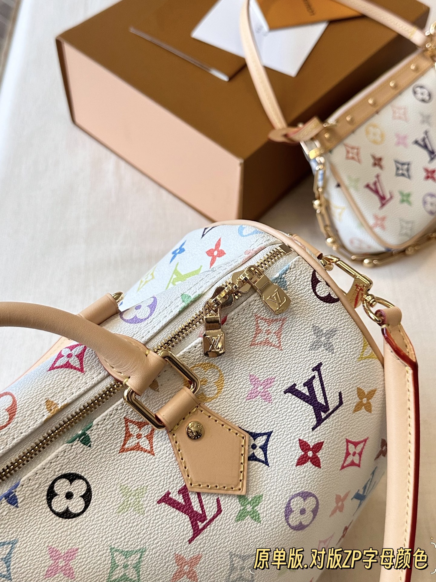 💰300 配盒 白三彩 原单版 size：30*21cm 快來看看L家 Speedy30 枕头包 尺寸30公分日常、旅行都適合! 这个尺寸太喜欢了 真好用！也太 COOL！