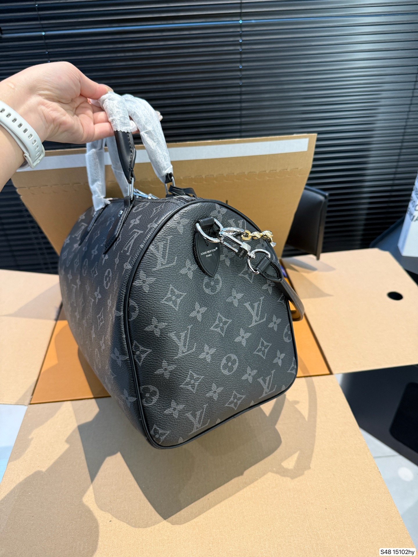P290 配飞机盒折叠盒 Lv X Nigo Keepall 30.枕头包 手袋是一款理想的都市手袋。 标志性的造型与经典的 Monogram 帆布，加之多种携带方式和奢华的天然饰边为该包平添一份时尚前卫之感。尺寸：30 21货号15102