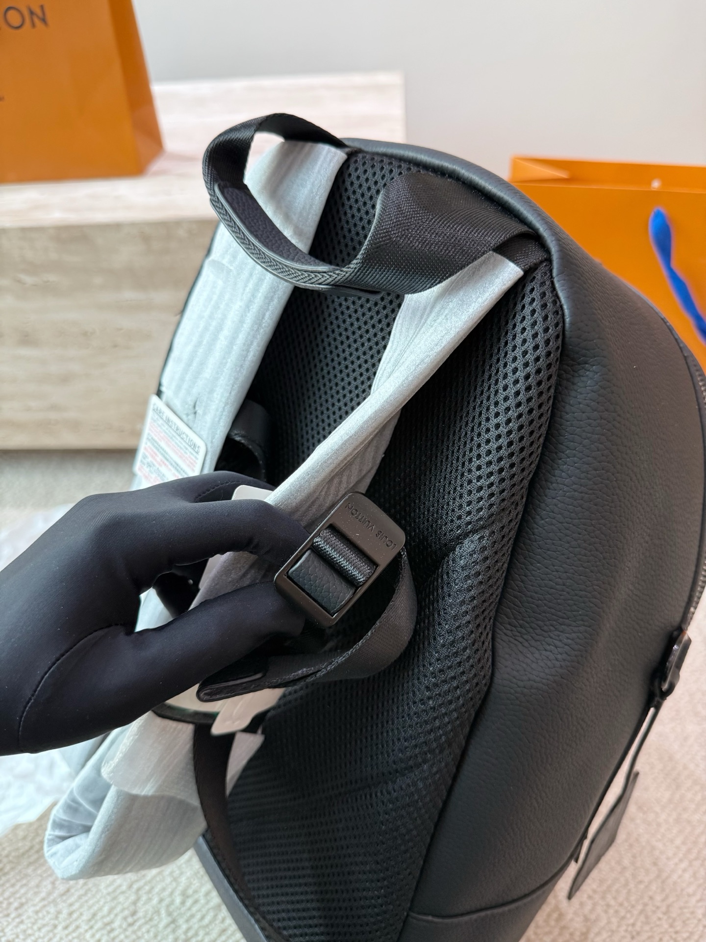 原单品质 P160 Lv 双肩包 Monogram帆布裁制而成，此款Hot Springs双肩背包代表LV Vernis皮革的华丽回归。是一款风格百搭而可爱，适合全天背携的时尚包袋，漆光牛皮，棉质帆布内衬，Monogram帆布饰边。进口漆皮搭配纯钢五金，尺寸30 45cm