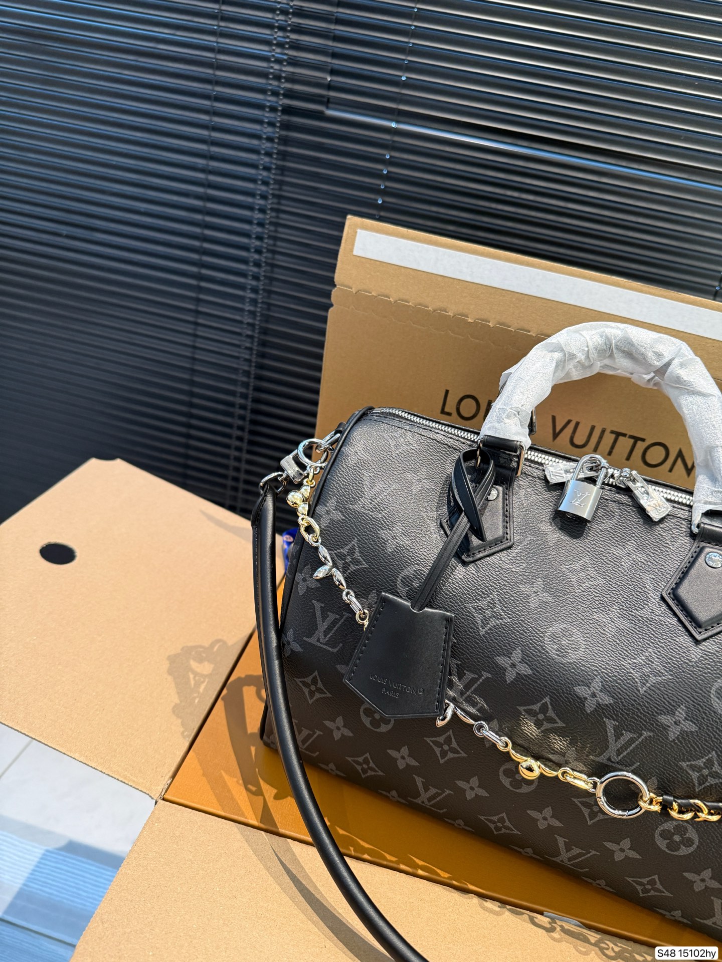 P290 配飞机盒折叠盒 Lv X Nigo Keepall 30.枕头包 手袋是一款理想的都市手袋。 标志性的造型与经典的 Monogram 帆布，加之多种携带方式和奢华的天然饰边为该包平添一份时尚前卫之感。尺寸：30 21货号15102