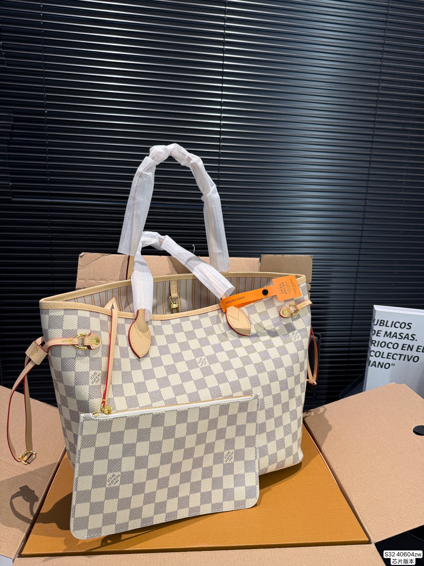 P210 配折叠盒飞机芯片版本 LV 经典购物袋 Neverfull 全新演绎经典手袋,探索袋内精致细节。重新设计的内袋采用了清新的织物内衬和灵感源自档案馆的复古细节,最值得称道的莫过于可脱卸式拉链手包,它既可单独作为一只精致手拿包使用,亦可作为额外的口袋。明快的内衬色调为 Monogram 经典帆布增加了更多活泼生动之感。尺寸31 29 货号40604