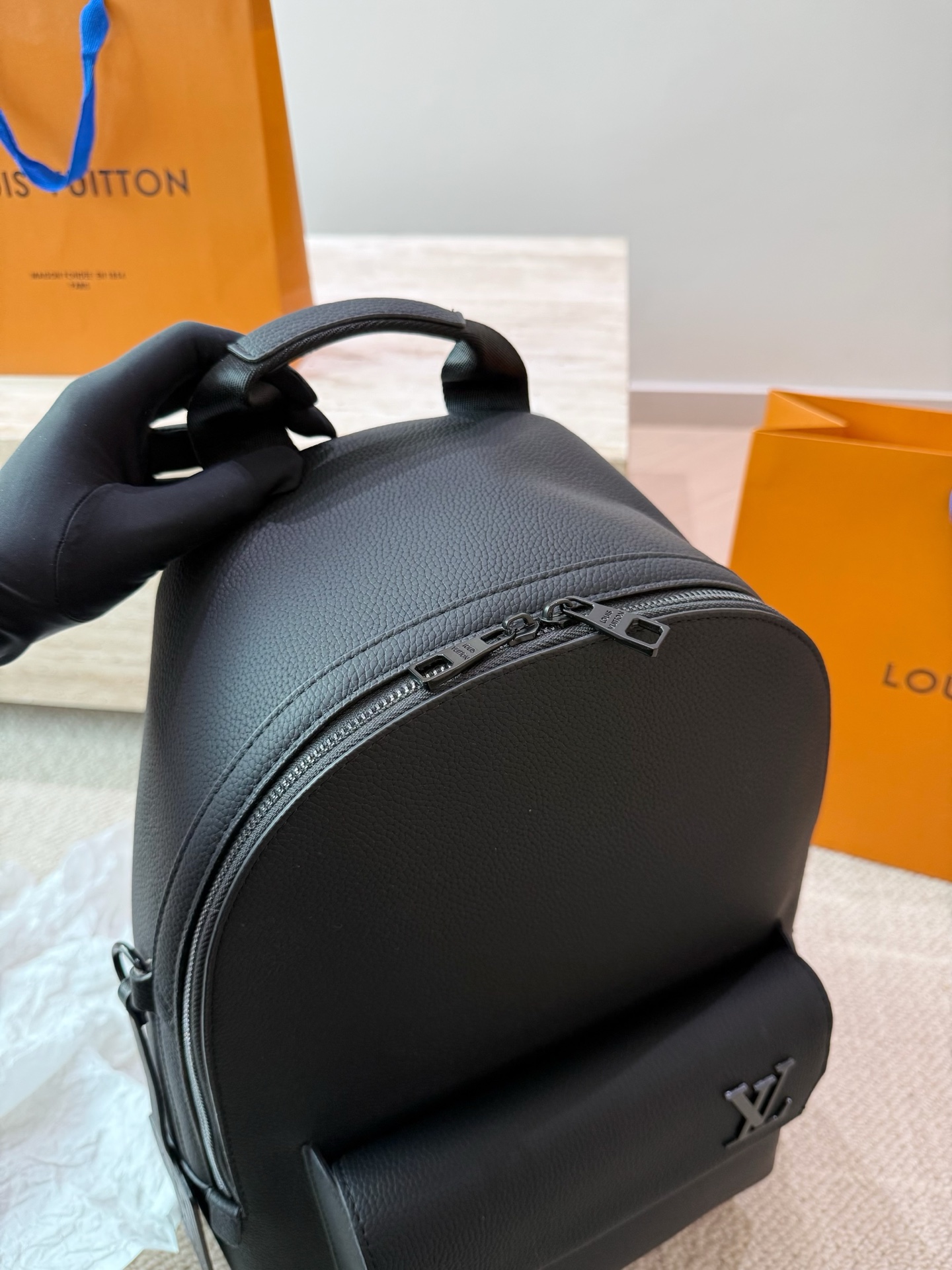 原单品质 P160 Lv 双肩包 Monogram帆布裁制而成，此款Hot Springs双肩背包代表LV Vernis皮革的华丽回归。是一款风格百搭而可爱，适合全天背携的时尚包袋，漆光牛皮，棉质帆布内衬，Monogram帆布饰边。进口漆皮搭配纯钢五金，尺寸30 45cm