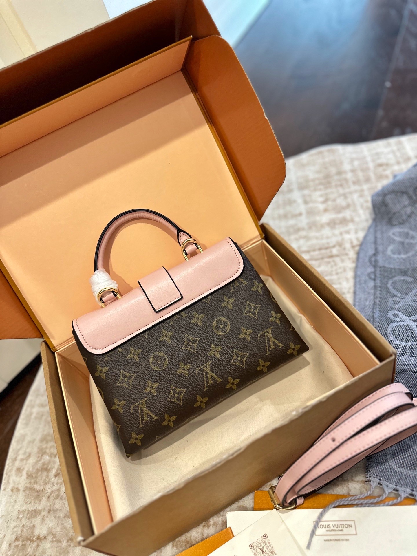 p100 礼盒包装 LV 新款LOCKY BB老花拼皮手提单肩斜跨包 Monogram涂层帆布与柔滑的材质 磨面牛皮饰边 织物内衬 金色金属饰件 顶部配有Toron手柄 适合手提或手挽 可脱卸 可调节肩带 方便肩背或斜挎 经典磁吸挂锁 内设贴袋 尺寸23cm