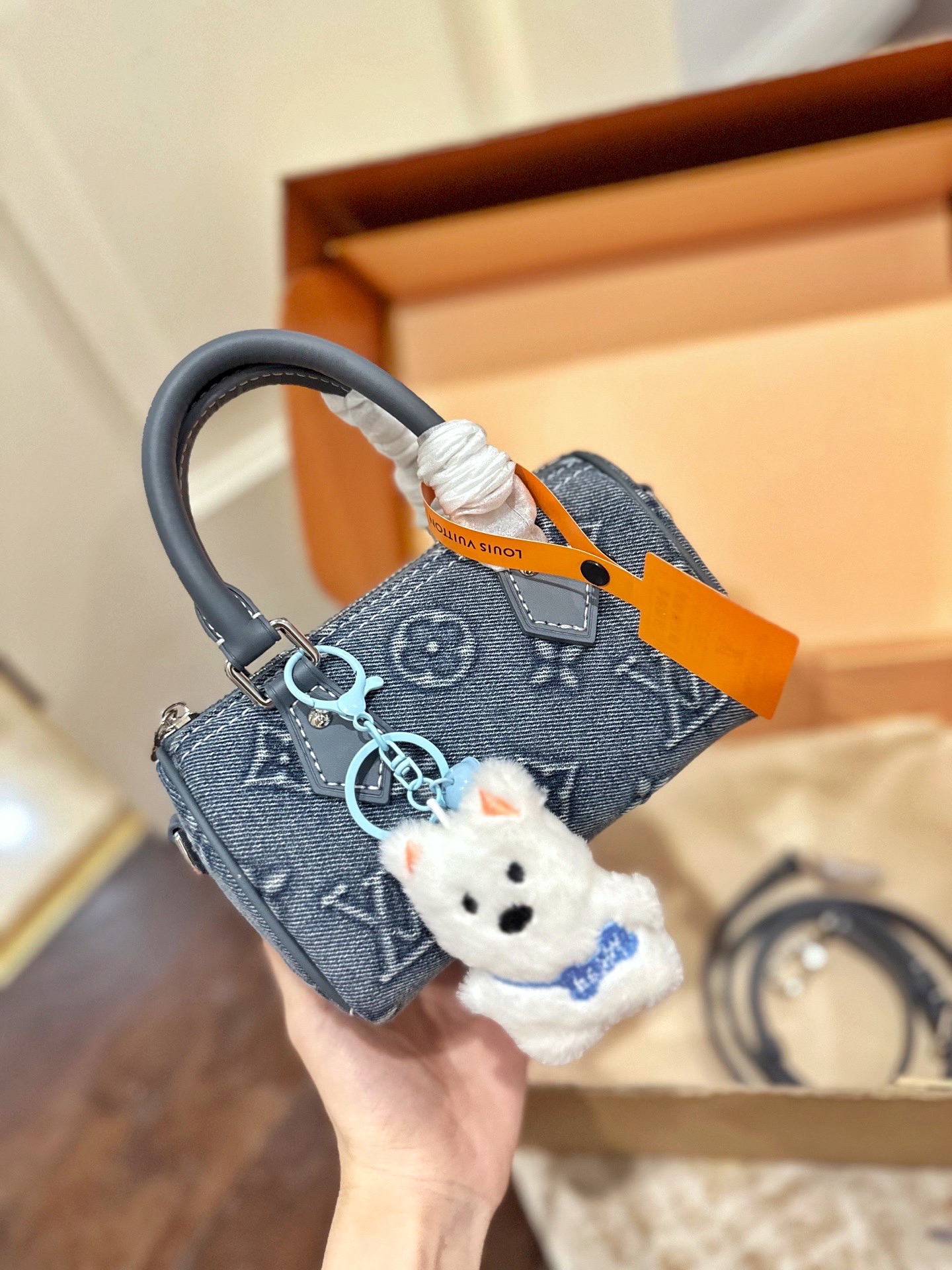 变码芯片p130 送挂件 官网双盒包装 size：16*10cm L家 永远经典Speedy Nano 将欢愉注入每个设计细节！ LBuy限量呈献 全新圣诞 设计的 Vivienne Winter Holiday