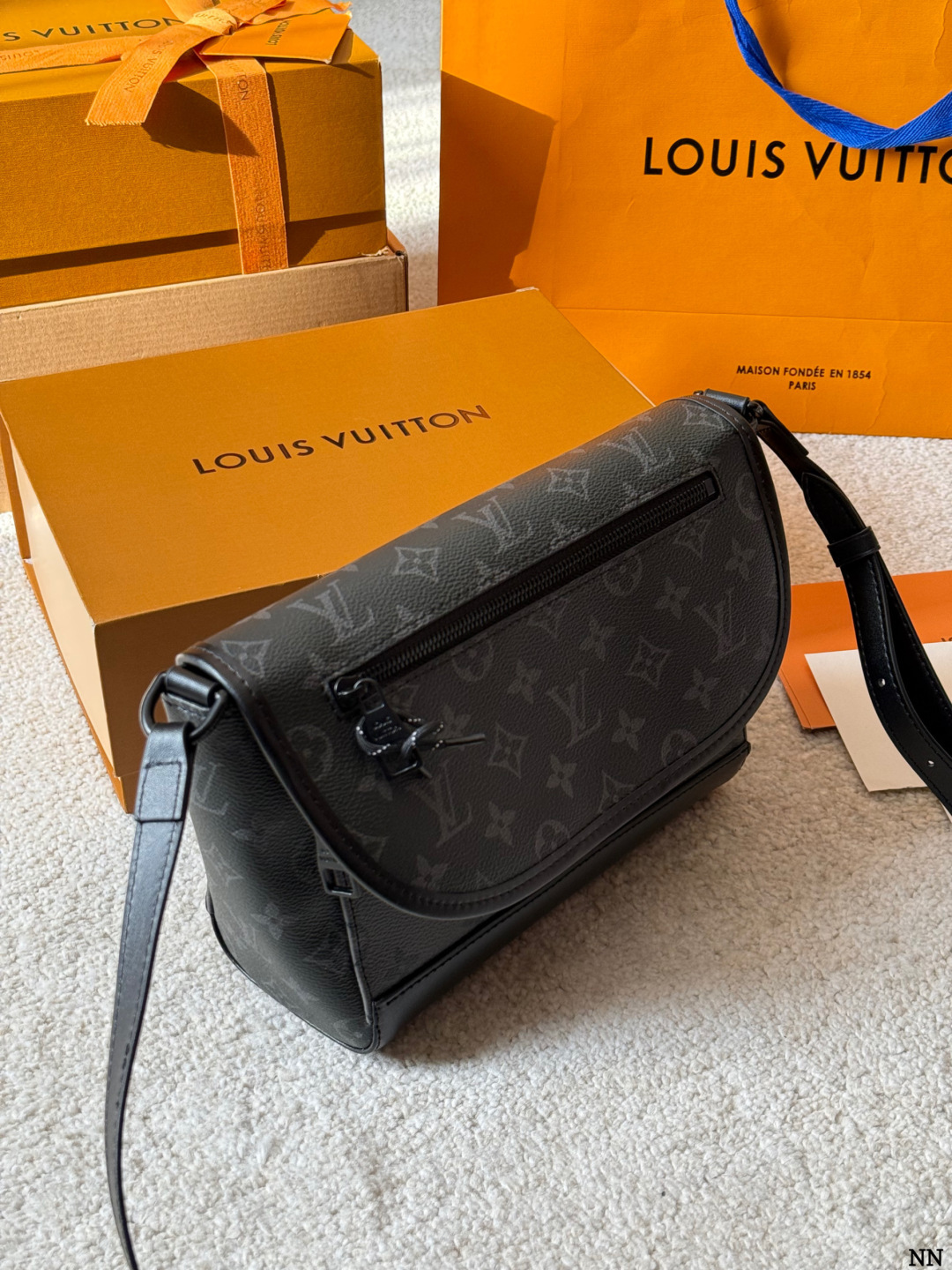 牛皮版本 p160 LV Pulse 邮差包 M12681 VLV Pulse邮差包M12681,黑色Monogram Eclipse涂层 帆布+牛皮饰边,低调又有辦识度艹。盖磁扣+外拉链袋,内部多夹层,收纳超方便!肩带可调节,单肩斜挎都OK,通勤休闲都能搭。 线绳拉链头设计,时髦又实用,是LV黑武士系列热门款,商务休闲都能轻松驾驭 尺寸 23 18cm