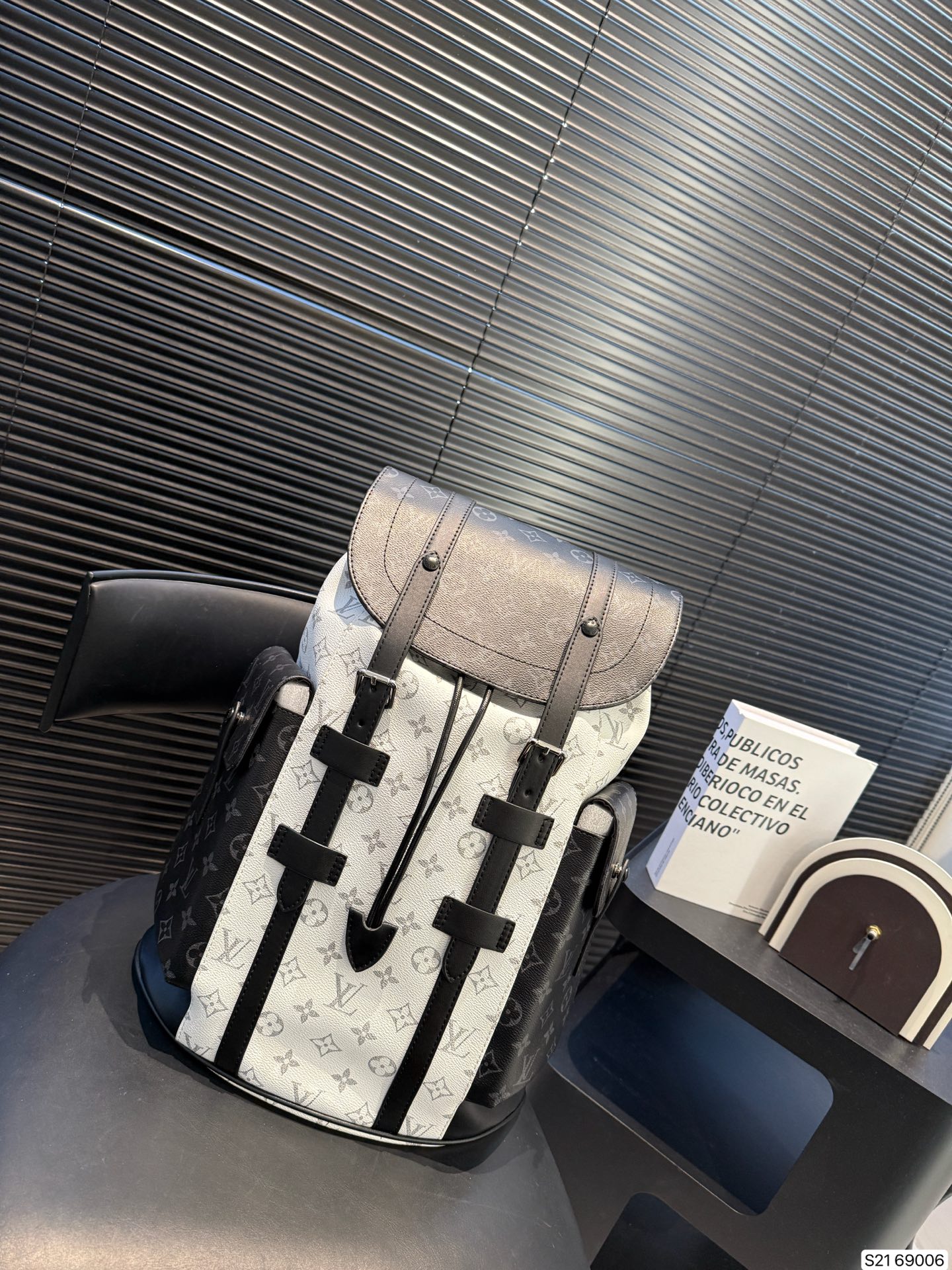 P155 LV 早春最新款 双肩包 这款时尚功能背包是最适合都市活躍人士 它将运动袋形与独特的品牌细节元素结合 背都超好看哦！尺寸: 32 42 货号69006