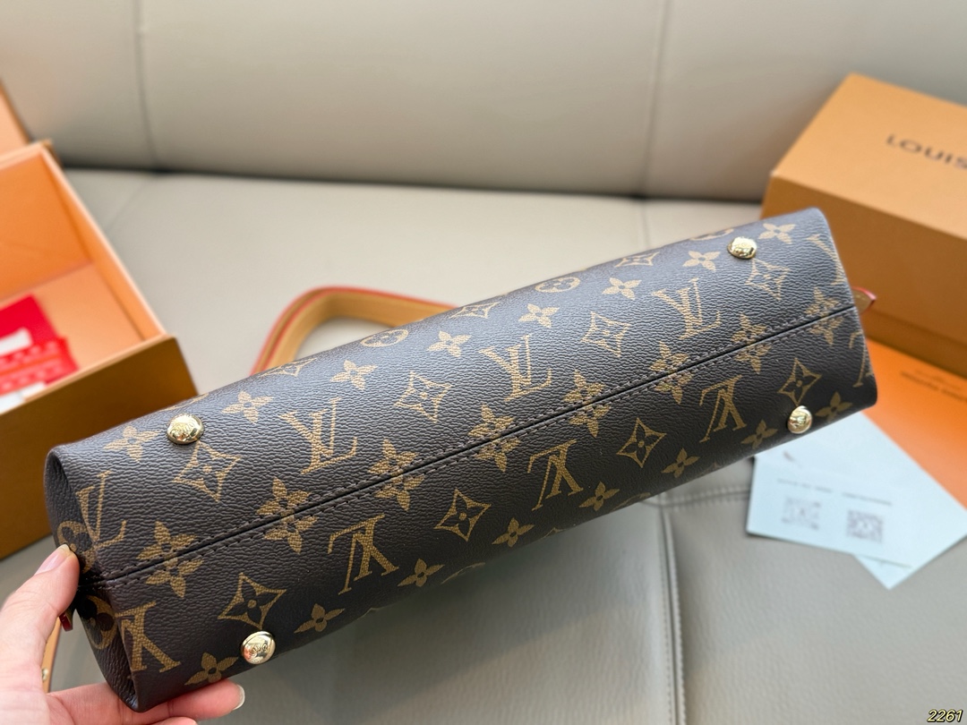 &yen;175折叠盒 lv横版carryall好像也挺可爱 Carryall算得上是L家的当家花旦之一了， &ldquo;简洁实用