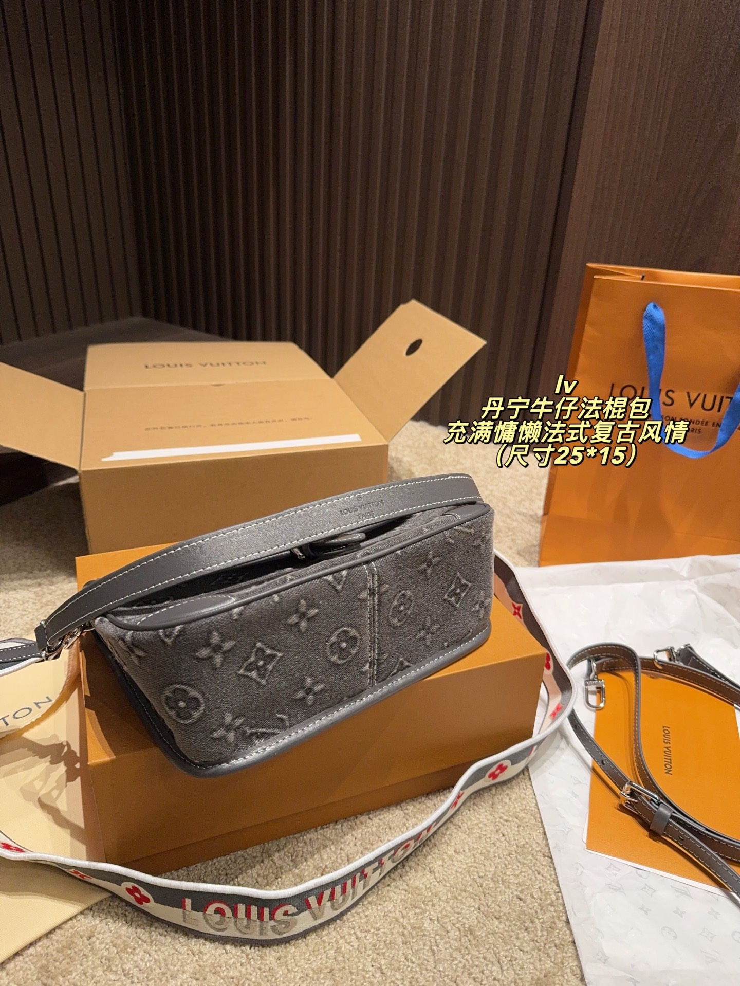 P205配折叠盒⚠️尺寸25*15 lv丹宁牛仔法棍包 充满慵懒法式复古风情的法棍包，方方正正的长方包型，采用上窄下宽的梯形设计不只更贴身，而且容纳力十足。内里开合间隔实用分明，背面也设有隔层，超级无敌能装❗️ 可拆卸长短双肩带设计，单肩斜挎手提多功能兼备