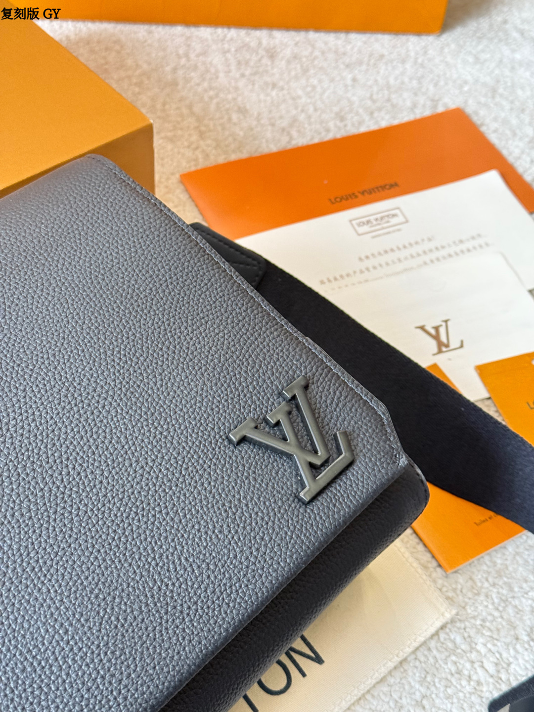 复刻版 p280 LV Takeoff 小号邮差包 LV Takeoff小号邮差包，黑色粒面牛皮+经典 Monogram压纹，低调又有质感！翻盖设计+可拆卸肩带，单肩or斜挎都OK，通勤休闲都能搭。尺寸刚好，手机钱包轻松装下，实用又时髦，是男士必入的经典单品！ 尺寸 28 22cm