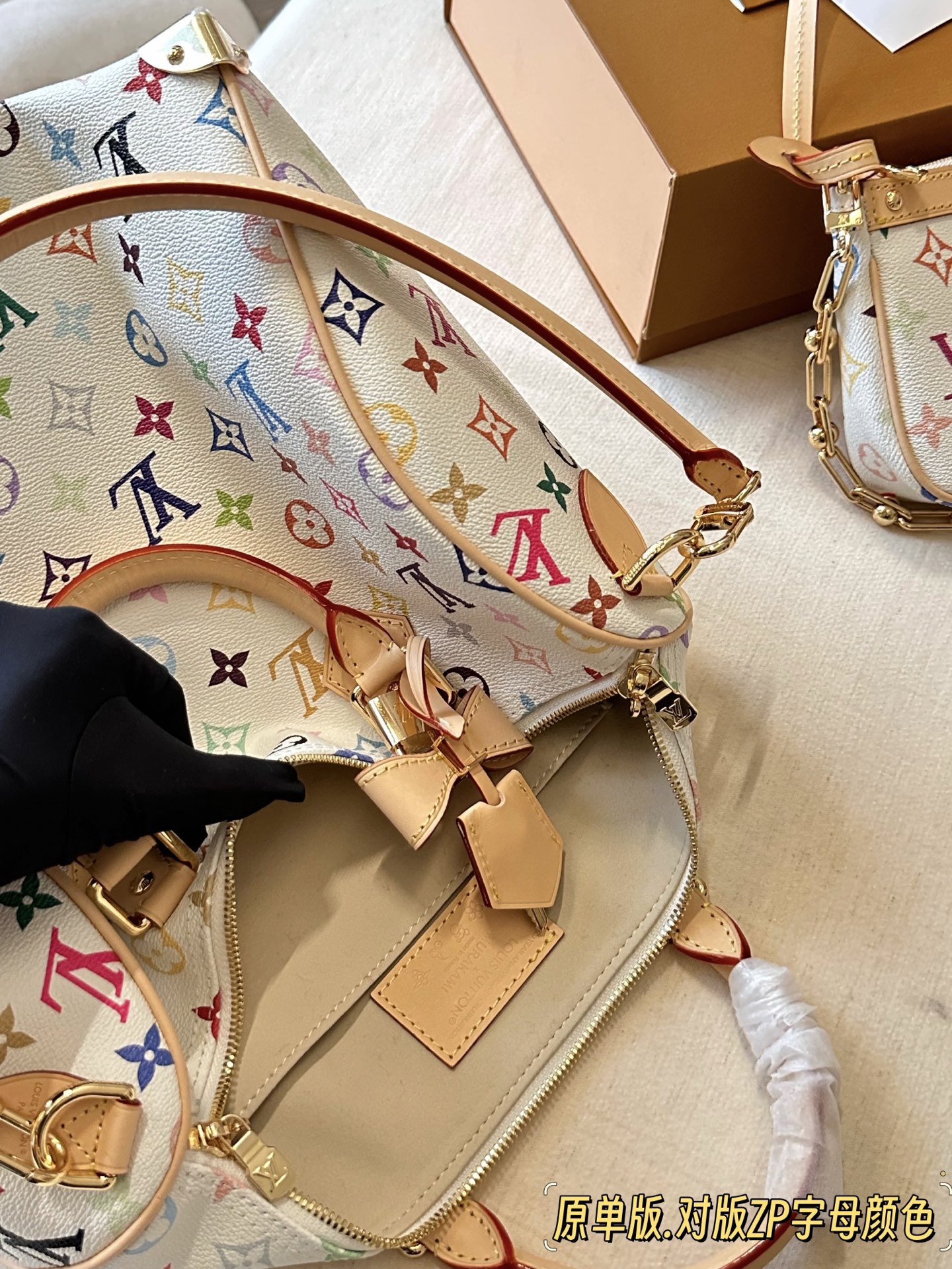 💰300 配盒 白三彩 原单版 size：30*21cm 快來看看L家 Speedy30 枕头包 尺寸30公分日常、旅行都適合! 这个尺寸太喜欢了 真好用！也太 COOL！