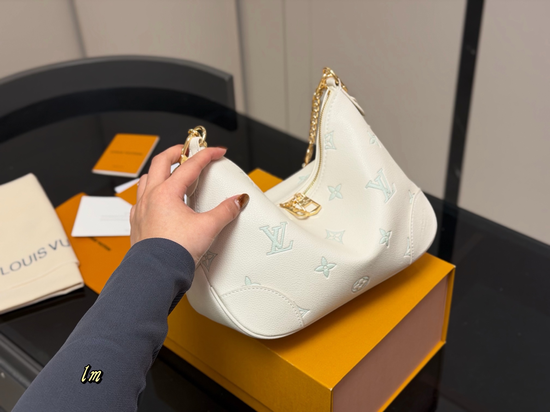 ¥180 配折叠盒 size:29*16cm Lv 最新款牛角包 原版五金! 定制版直接采用小牛皮 Vintage 经典单肩包 配置肩带➕链条 单肩斜挎都无敌好看百搭!