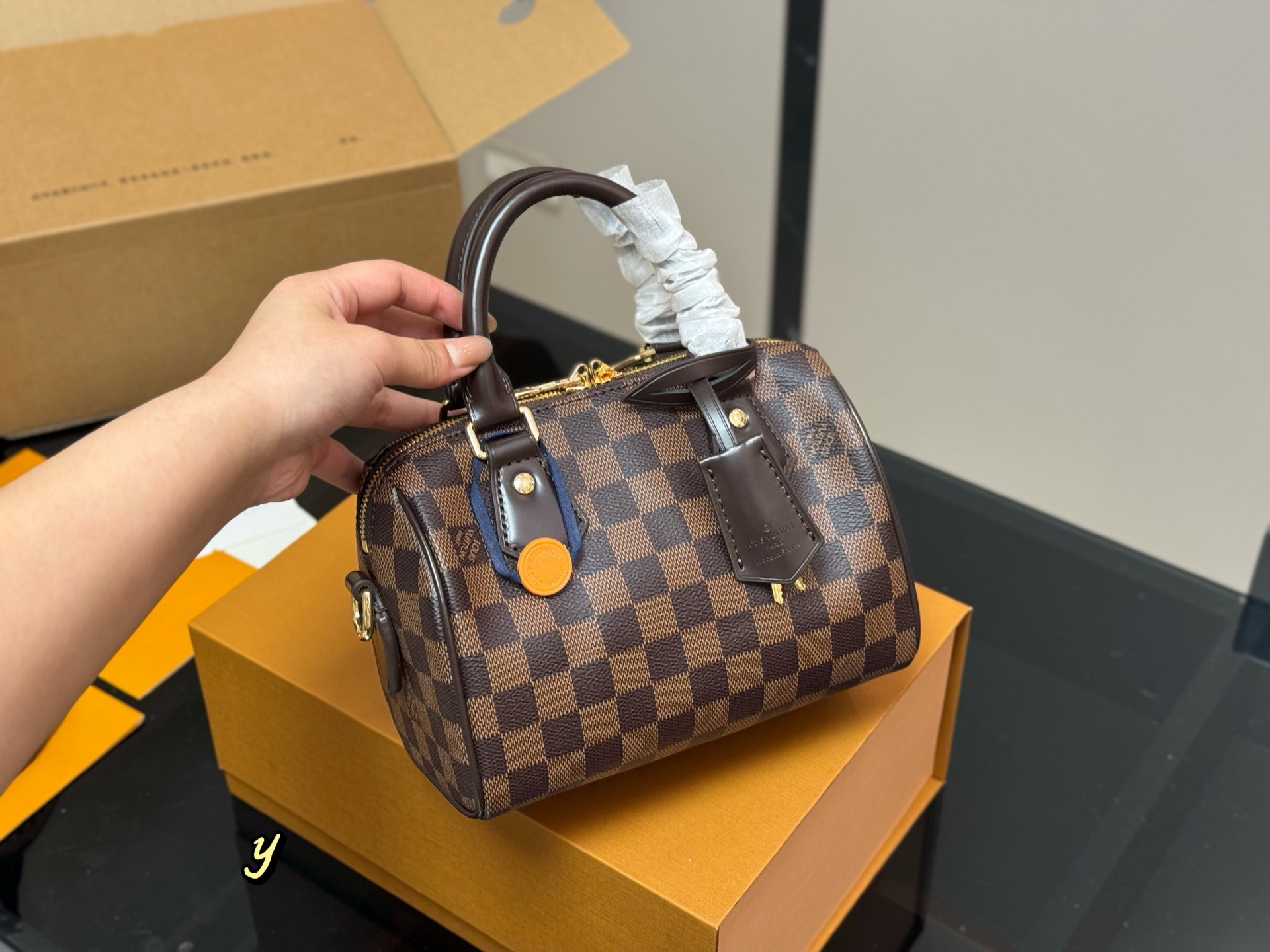 &yen;195 配折叠盒飞机盒 size：21.15cm LV SPEEDY20 新款枕头包 搜索🔍 Lv 枕头包