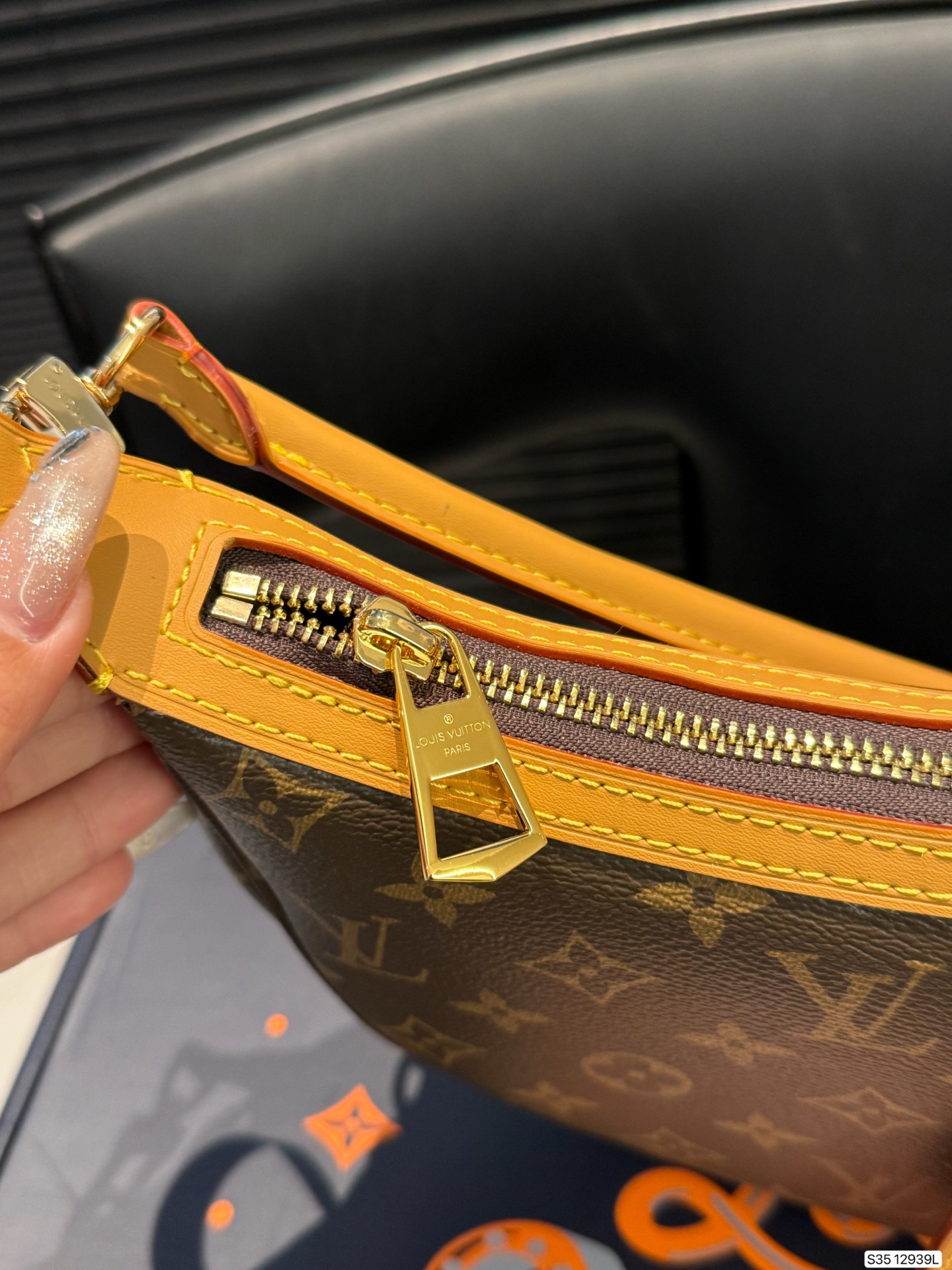 P225 配飞机盒折叠盒子 Lv月亮包 2025 LV新款宽肩带是救过LV的命吗??? 新款月亮包比起老款略胜一筹，新款改良了下不好单手拉拉链弧度，新款会成为下一个爆款! 尺寸：27 16 货号12939