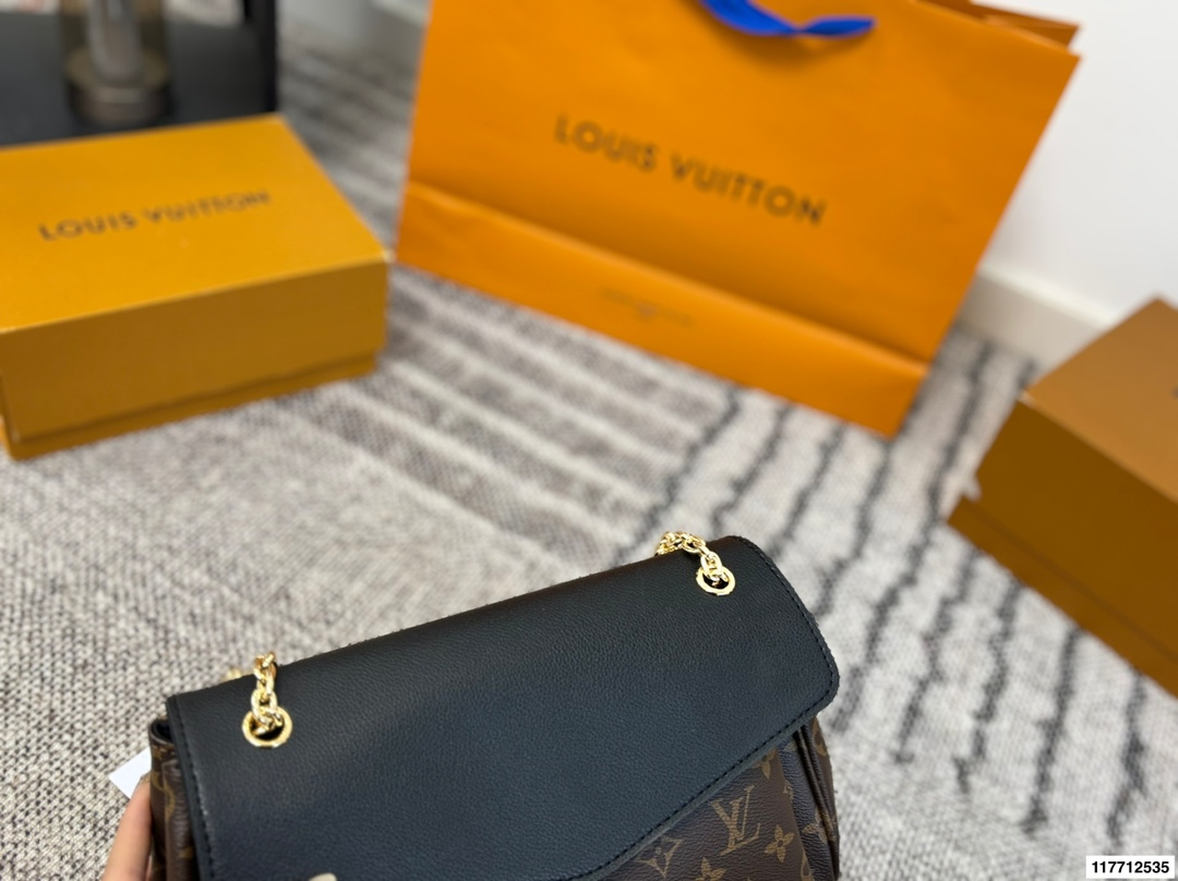 p175 变码芯片 全套包装 LV pallas chain 经典款链条包红色信封包 Lv的传奇信封还是老款的好看 别看尺寸不大 但是手机📱口红💄钥匙🔑纸巾什么都装得下 很有女人味的一款包包 不管单肩 斜挎都很好看 而且秋冬配老花真的绝绝子 加上红色吸睛 秋冬必备集美们 尺寸30.19/23.15