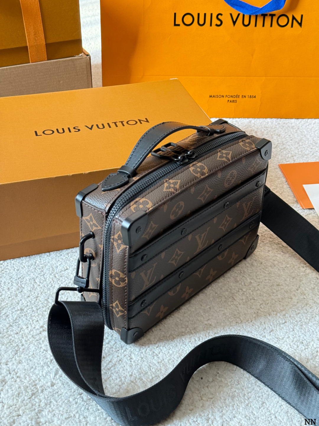 p170 LV Handle Soft Trunk手袋 2LV Handle Soft Trunk手袋，经典MonogramMacassar涂层帆布+黑色牛皮饰边，金属铆钉点缀，复古行李箱风格超有辨识度 。21.5x15x7cm21.5x15x7cm，内部风琴隔层+前贴袋，收纳超方便！肩带可拆卸、可调节，手提、单肩、斜挎都OK，男女都能轻松驾驭，通勤休闲都很 百搭～