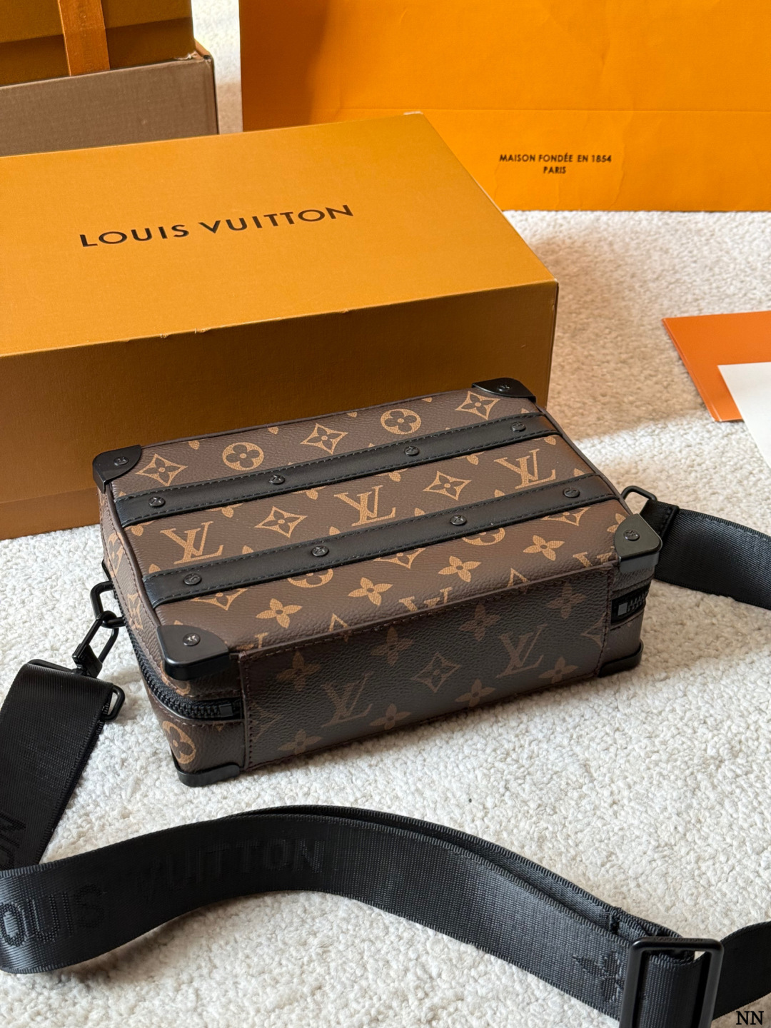 p170 LV Handle Soft Trunk手袋 2LV Handle Soft Trunk手袋，经典MonogramMacassar涂层帆布+黑色牛皮饰边，金属铆钉点缀，复古行李箱风格超有辨识度 。21.5x15x7cm21.5x15x7cm，内部风琴隔层+前贴袋，收纳超方便！肩带可拆卸、可调节，手提、单肩、斜挎都OK，男女都能轻松驾驭，通勤休闲都很 百搭～