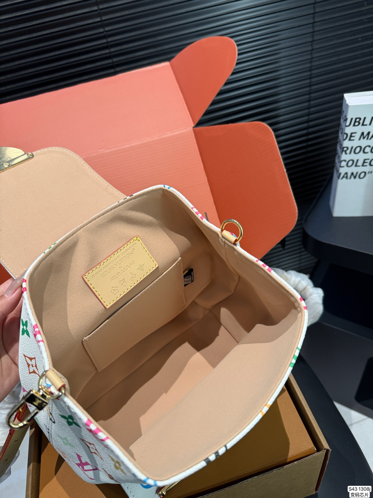 P265 配飞机盒折叠盒子 LV双肩包 配变码芯片 LV尤物!人间白三彩真漂亮啊白三彩系列每一只都值得收藏，又可以搭配俏皮可爱下次想试试洒脱一点穿搭彩色老花 五彩缤纷的少女心满出来这只包适配乐开了花的心情 尺寸：20 20货号13081