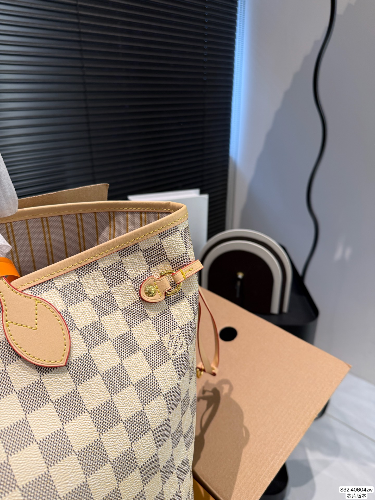 P210 配折叠盒飞机芯片版本 LV 经典购物袋 Neverfull 全新演绎经典手袋,探索袋内精致细节。重新设计的内袋采用了清新的织物内衬和灵感源自档案馆的复古细节,最值得称道的莫过于可脱卸式拉链手包,它既可单独作为一只精致手拿包使用,亦可作为额外的口袋。明快的内衬色调为 Monogram 经典帆布增加了更多活泼生动之感。尺寸31 29 货号40604