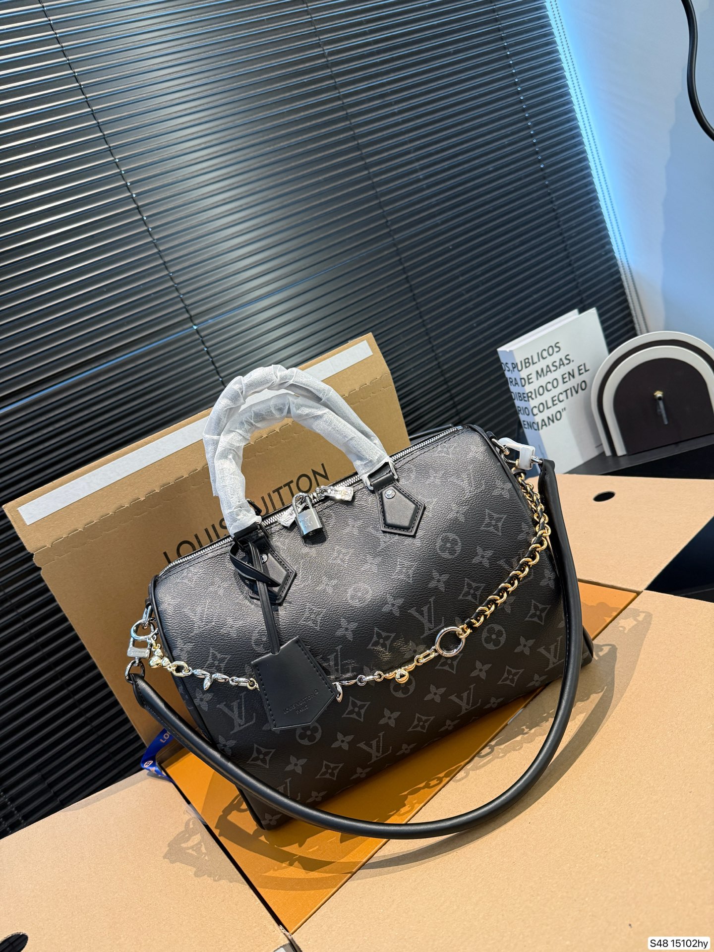 P290 配飞机盒折叠盒 Lv X Nigo Keepall 30.枕头包 手袋是一款理想的都市手袋。 标志性的造型与经典的 Monogram 帆布，加之多种携带方式和奢华的天然饰边为该包平添一份时尚前卫之感。尺寸：30 21货号15102