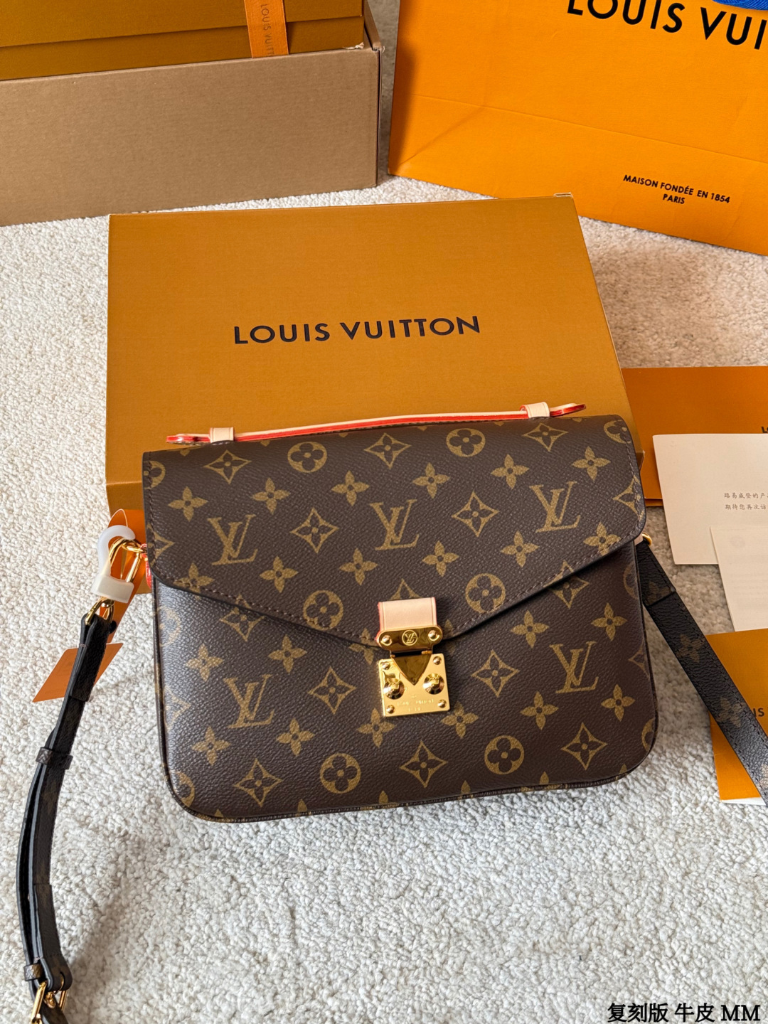 复刻版 牛皮 p260 Lv Pochette M&eacute;tis 邮差包 复刻版 牛皮 邮差包老花手提单肩斜挎包，优雅低调的外形设计和宽敞的包身更加入了实用性，LV闪亮的纯钢金色五金配件- 可调节肩带，配有树糕皮的肩垫，拉链闭合 超细纤维内衬 尺寸：25*20cm