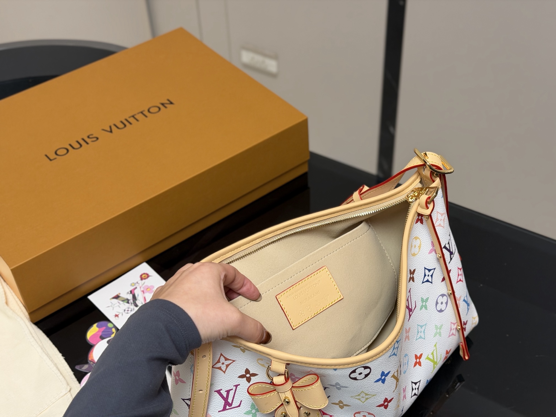 &yen;240 配折叠盒飞机盒 LV Carryall小号手袋改造款 LV Carryall小号手袋,经典Monogram老花帆布+牛皮饰边，简约大气超百搭!配可拆卸拉链子袋，收纳力满分+。宽肩带设计，背着超舒服，通勤or短途出行都很合适。内部空间宽敞，日常用品轻松装下，拉链开合更安全。休闲随性风格，时髦又实用，出街必备! 尺寸:33.21cm
