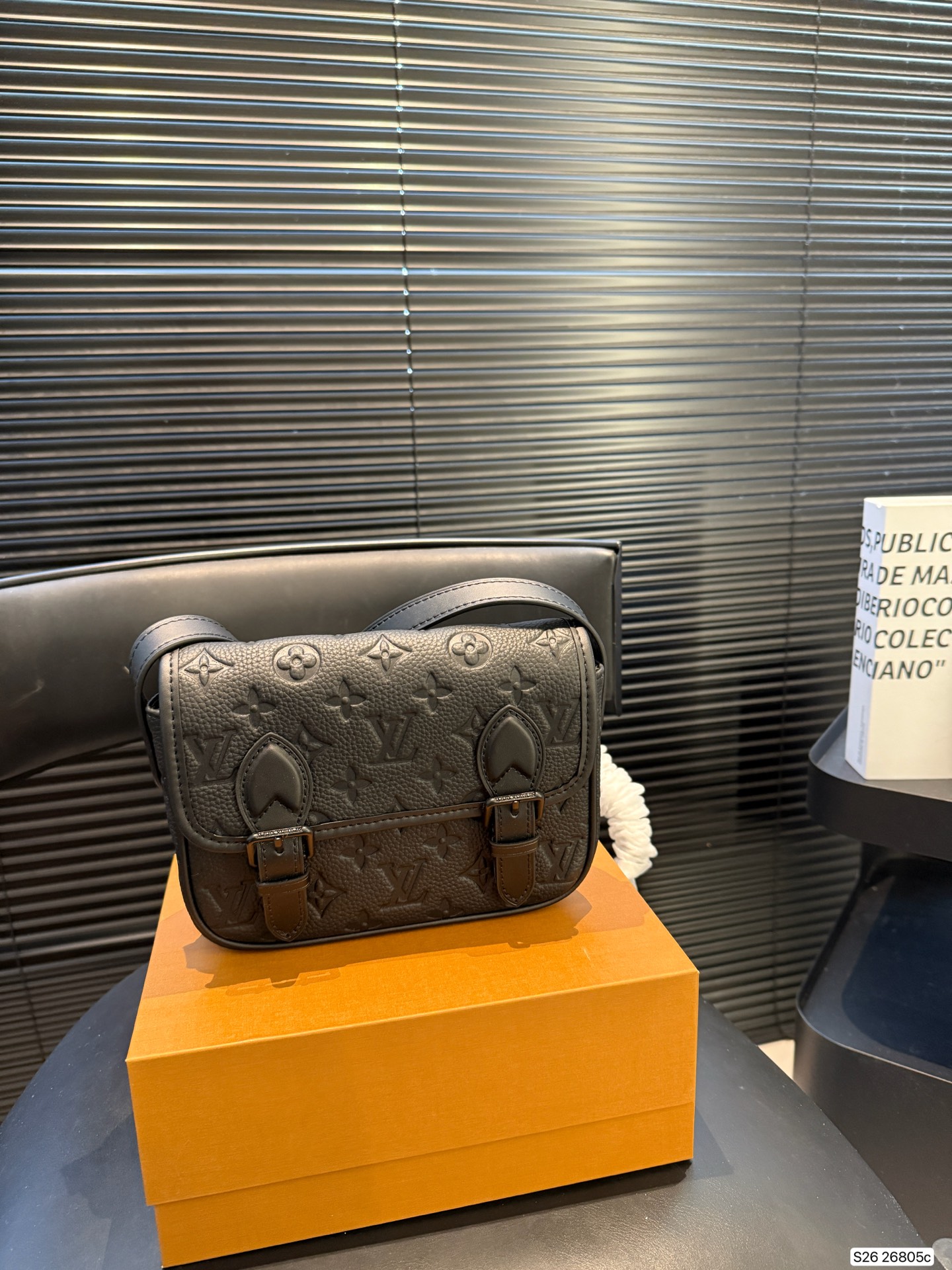 P180 配折叠盒 牛皮Lv邮差 真被这个LV小包惊艳到 之前的大邮差终于出小版了！ 变小后更加精致了 而且放手机等物品无压力 尺寸：20 16 货号26805