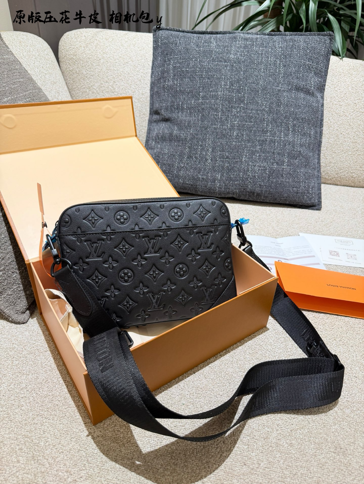 p210 LV TRIO黑武士邮差包,相机包 黑色全皮压花款,牛皮配黑色磨砂五金,酷酷的很有范儿,25x18.5x7cm:25x18.5x7cm 配盒子