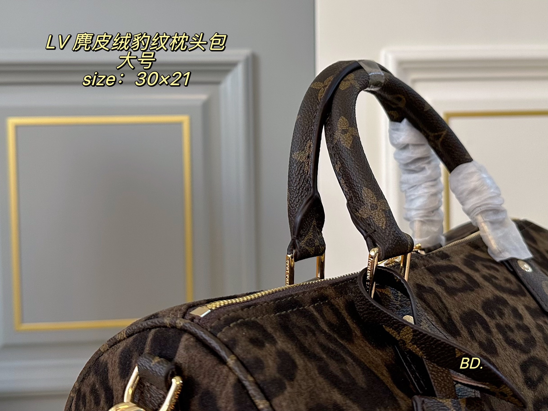 P165 大号（无盒） size：30&times;21 LV 路易威登麂皮绒speedy豹纹枕头包💕 经典重现，轻便又时尚～ 肩带🉑️调节，可手提，可拆卸！ 麂皮绒➕豹纹设计 浓浓复古风，超级实用❗️