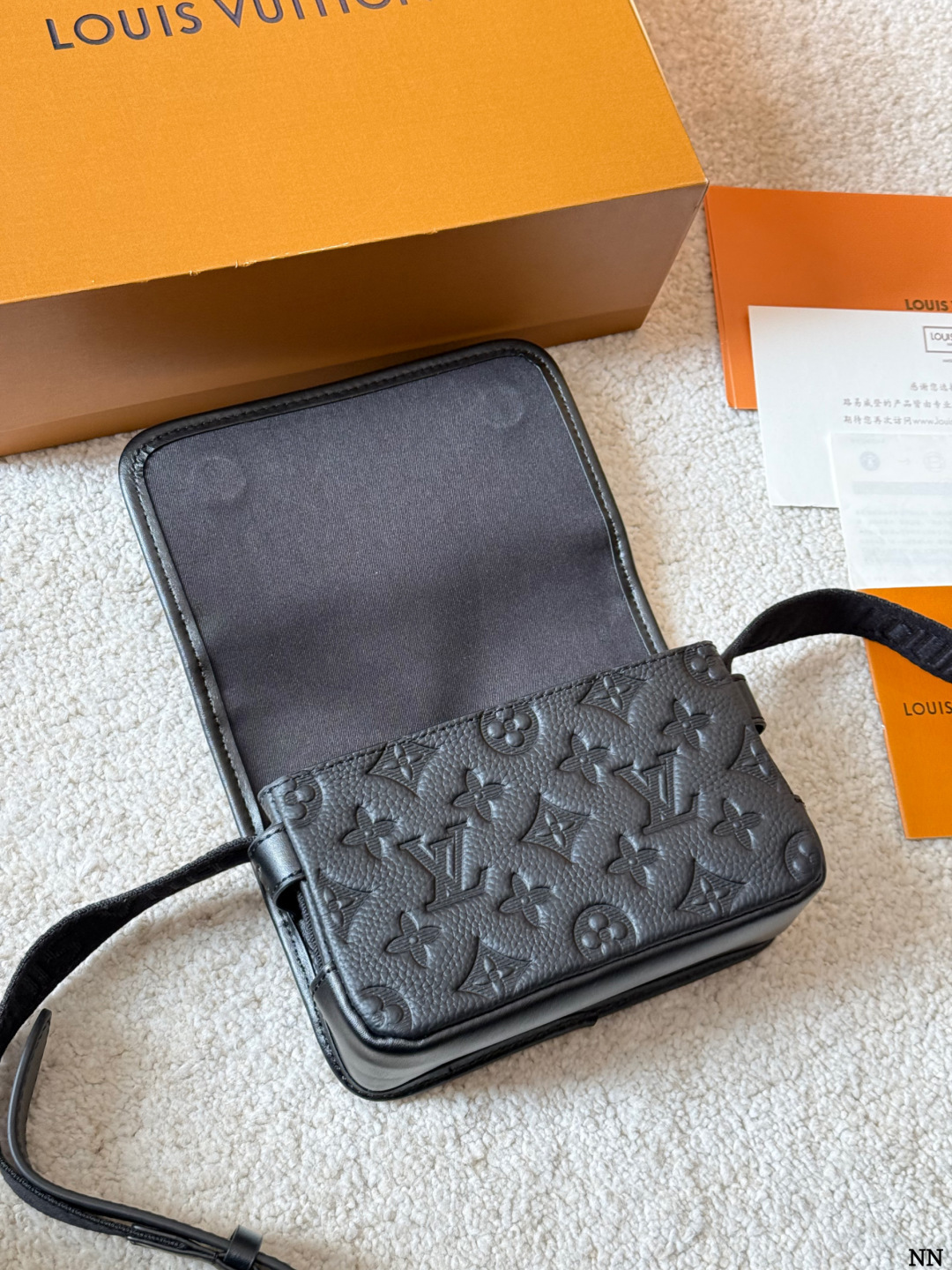 牛皮版本 p170 LV 黑花 Soft Trunk 盒子包 VLV Soft Trunk黑花盒子包，经典Monogram Eclipse黑花图案，低调又有辦识度！涂层帆布＋牛皮饰边，质感满分。配可调节肩带，单肩斜挎都OK，日常通勤、出街超百搭。内部空间合理，手机、卡包、钥匙轻松收纳，拉链开合更安全全。男女都能驾驭，时尚又实用，LV热门款必入 18.5x13x8cm18.5x13x8cm