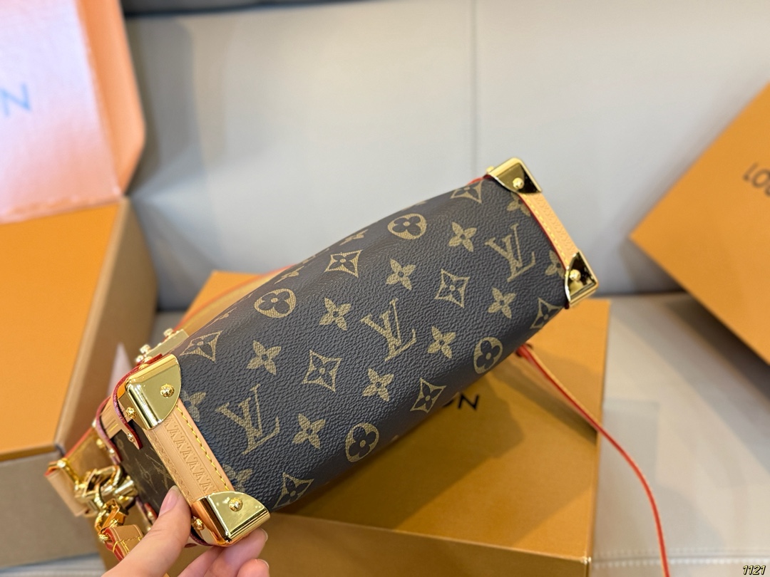 原版复刻&yen;225飞机盒 钢五金163变码芯片 谷爱凌同款 秀款 小箱子 LV Side trunk 谷爱凌 盒子包/ 箱子包 新款！是软软的小箱子 很多精致的小细节在里面 大容量又实用又好凹造型 长短肩带随意切换 无论是富婆还是可可爱爱 都可以凹出超好看的造型尺寸 23 16