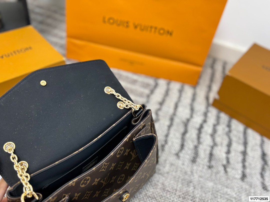 p175 变码芯片 全套包装 LV pallas chain 经典款链条包红色信封包 Lv的传奇信封还是老款的好看 别看尺寸不大 但是手机📱口红💄钥匙🔑纸巾什么都装得下 很有女人味的一款包包 不管单肩 斜挎都很好看 而且秋冬配老花真的绝绝子 加上红色吸睛 秋冬必备集美们 尺寸30.19/23.15