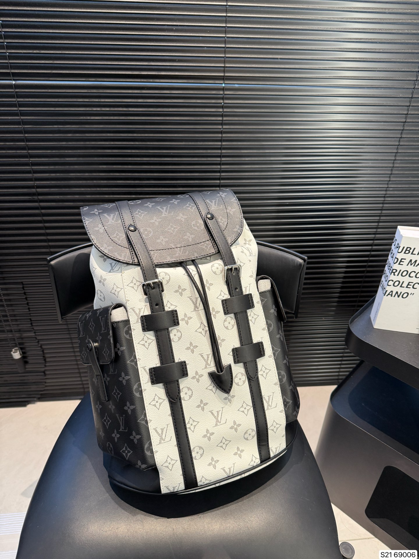 P155 LV 早春最新款 双肩包 这款时尚功能背包是最适合都市活躍人士 它将运动袋形与独特的品牌细节元素结合 背都超好看哦！尺寸: 32 42 货号69006