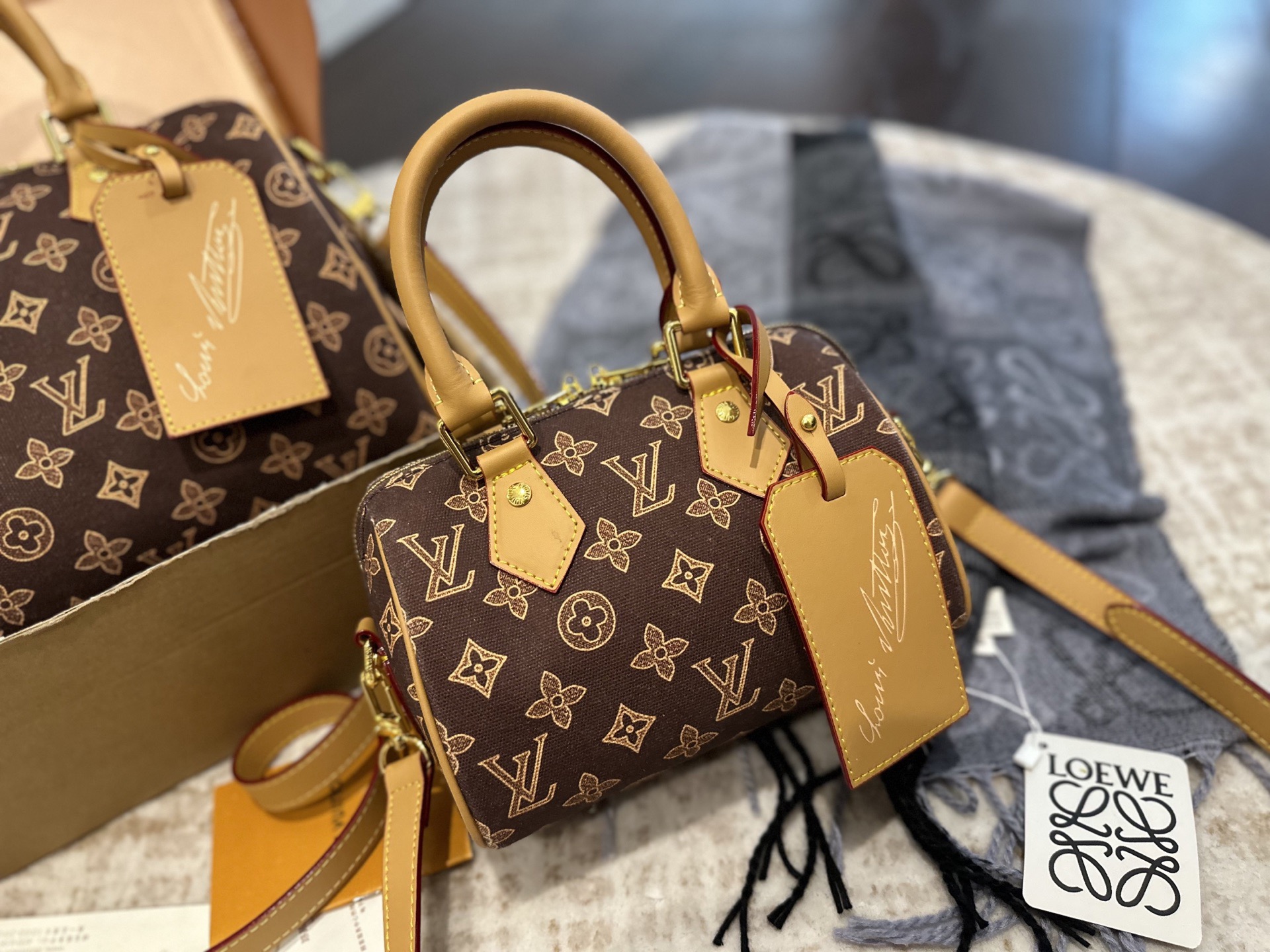 p155/p165 折叠礼盒包装 LV 新款 Speedy Nano 枕头包 LV 新款系列 枕头包 手袋,全网首发 LV Speedy nano 枕头包这款Retiro 手袋以标志性 经典永恒。优雅低调的外形设计和宽敞的包身更加入了实用性 尺寸 20cm/25cm