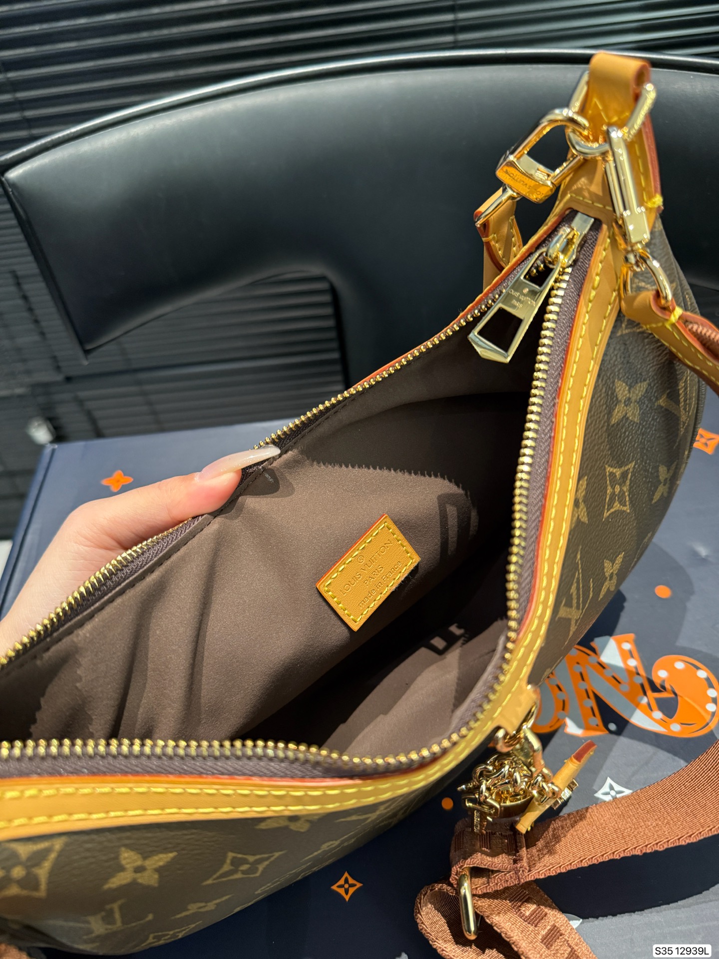 P225 配飞机盒折叠盒子 Lv月亮包 2025 LV新款宽肩带是救过LV的命吗??? 新款月亮包比起老款略胜一筹，新款改良了下不好单手拉拉链弧度，新款会成为下一个爆款! 尺寸：27 16 货号12939