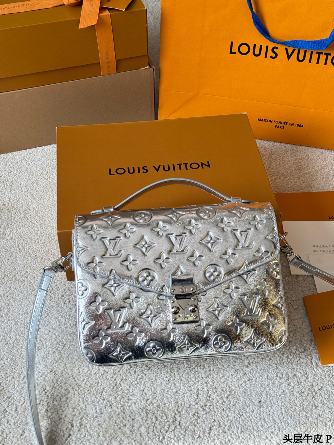 头层牛皮 p290 LV Pochette Metis 银色邮差包 SLV Pochette Metis银色邮差包，采用MonogramEmpreinte压纹牛皮，质感细腻耐用。斑鸠灰色低调优雅，银色五金+S型锁扣，细节满分！25x19x7cm25x19x7cm，内部多隔层+拉链口袋，收纳超方便。可拆卸肩带，手提斜挎都OK，通勤休闲都能驾驭了。经典设计+实用性，LV标志性单品，时髦精必入！