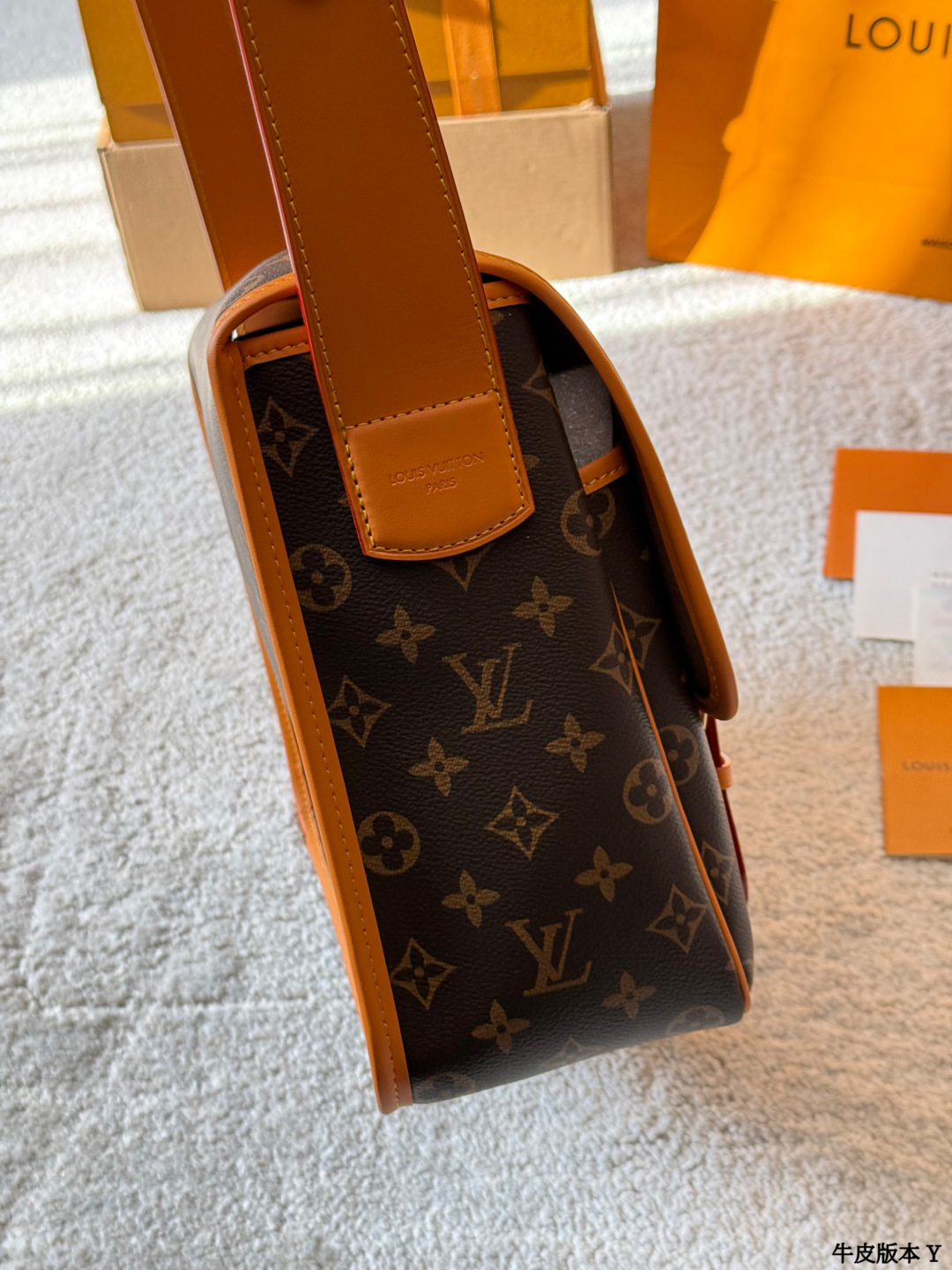 牛皮版本 p250 LV Satchel 邮差包 LV Satchel邮差包,经典Monogram老花帆布+深蜜色牛皮饰边,复古学院风满满!小巧精致,日常通勤、休闲出行都超适合艹。双扣设计+可调节肩带,单肩斜挎都OK,内部空间能装手机、钥匙、卡包等小物。灵感源自1930年代邮差包,实用又有收藏价值,男女都能轻松驾驭,搭配休闲或复古穿搭都很出彩 尺寸 35 26cm