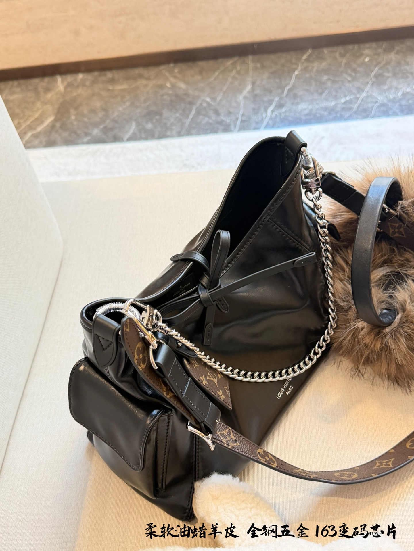 p350 升级羊皮版 LV Carrall小号黑武士] .,暗黑学院风/暗黑机车风● 今日份的酷感cool风暴，由LV的Carryall黑色羊皮包 包引领! 让你轻松成为酷酷日女孩 教经典黑色，如同暗夜中的神秘行者，低调中燃烧着酷劲儿的火a焰。 +羊皮材质，柔软如丝，细腻触感仿佛在与肌肤轻声呢喃。 自重很轻，超大容量，犹如一个无尽的宝藏口袋，轻松容纳你的日常所需，实用与时尚完美并存。宽肩带，不勒肩30cm全套包装