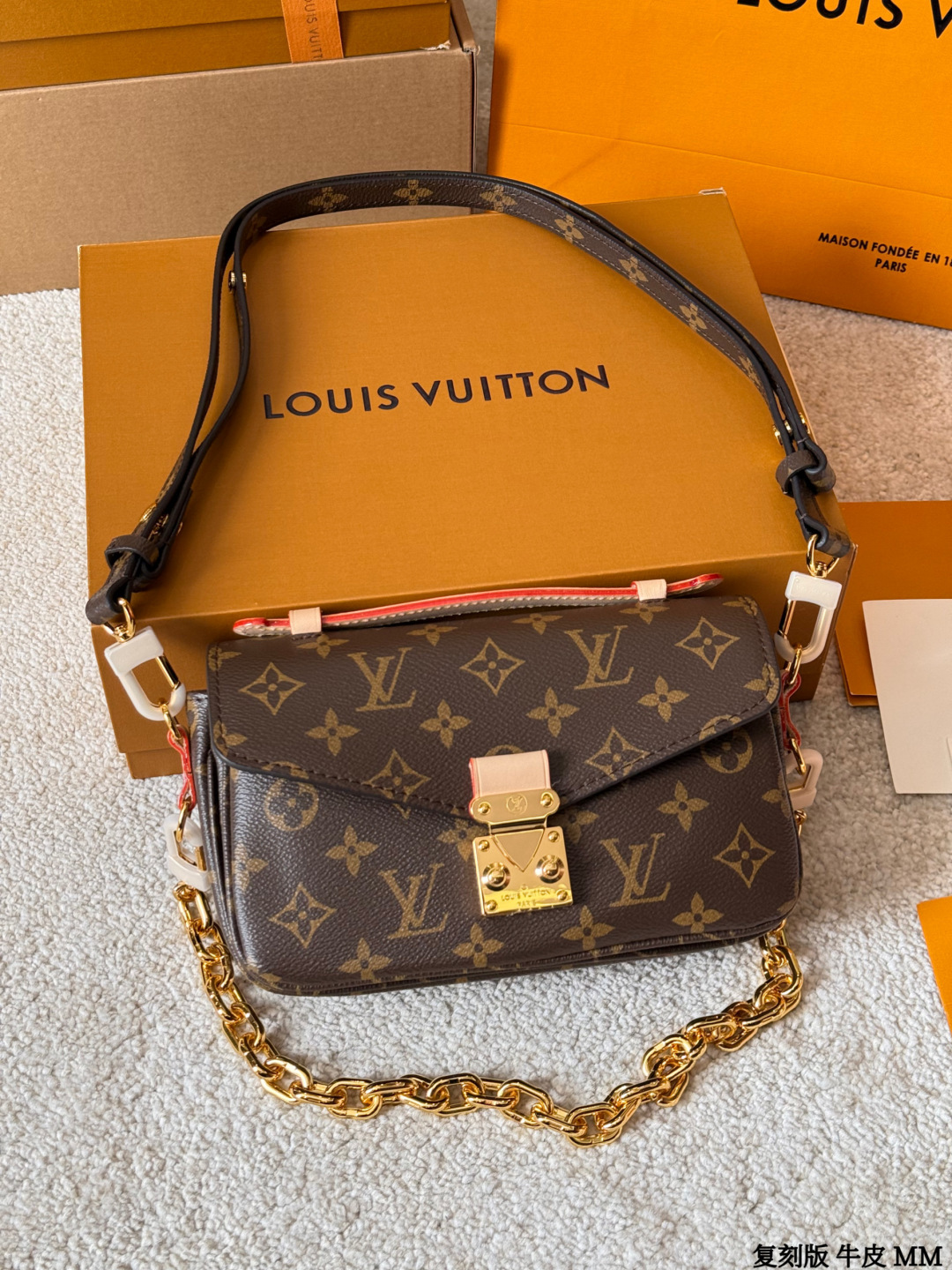 复刻版 牛皮 p270 Lv Pochette Metis East west Mini 新款邮差包 LV邮差包老花手提单肩斜挎包，优雅低调的外形设计和宽敞的包身更加入了实用性，LV闪亮的纯钢金色五金配件- 可调节肩带，配有树糕皮的肩垫，拉链闭合 超细纤维内衬 尺寸 21 14cm 配折叠礼盒🎁 牛皮