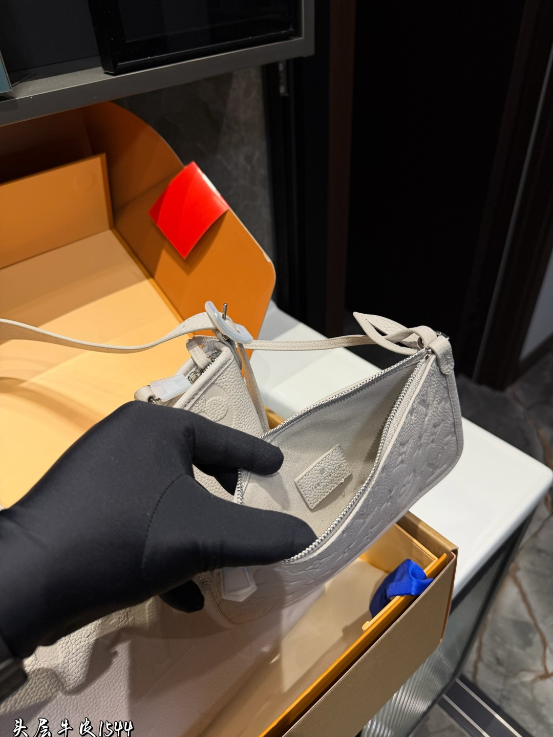 ❤️p305（礼盒包装）❤️ L家 大象灰/carryall配置有子母袋和宽肩带|新色沙丘色！高级⚠️细节细节&hellip;.完美✔️搜索🔍Lv carry 购物袋size: 29*22cm（小）