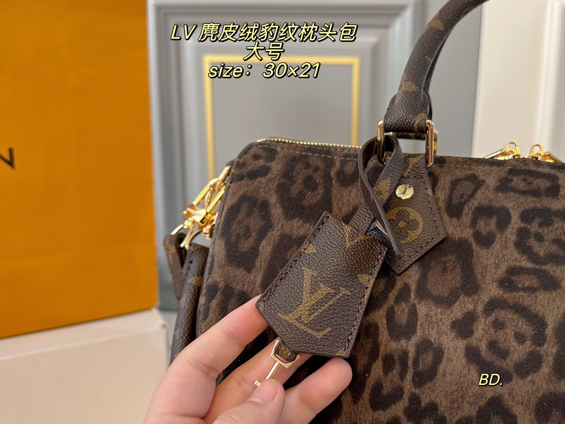 P165 大号（无盒） size：30&times;21 LV 路易威登麂皮绒speedy豹纹枕头包💕 经典重现，轻便又时尚～ 肩带🉑️调节，可手提，可拆卸！ 麂皮绒➕豹纹设计 浓浓复古风，超级实用❗️