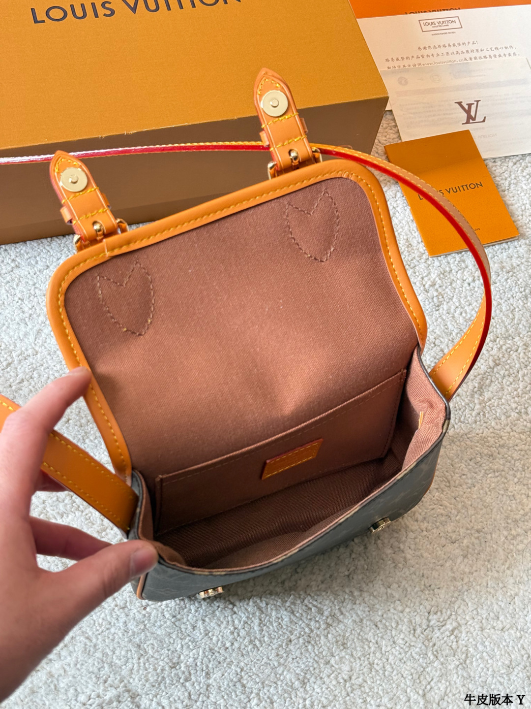 牛皮版本 p230 LV Satchel 迷你邮差包 LV Satchel迷你邮差包，经典Monogram老花帆布+深蜜色牛皮饰边，复古学院风满满！尺寸19x15cm，小巧精致，日常通勤、休闲出行都超适合艹。双扣设计+可调节肩带，单肩斜挎都OK，内部空间能装手机、钥匙、卡包等小物。灵感源自1930年代邮差包，实用又有收藏价值，男女都能轻松驾驭，搭配休闲或复古穿搭都很出彩