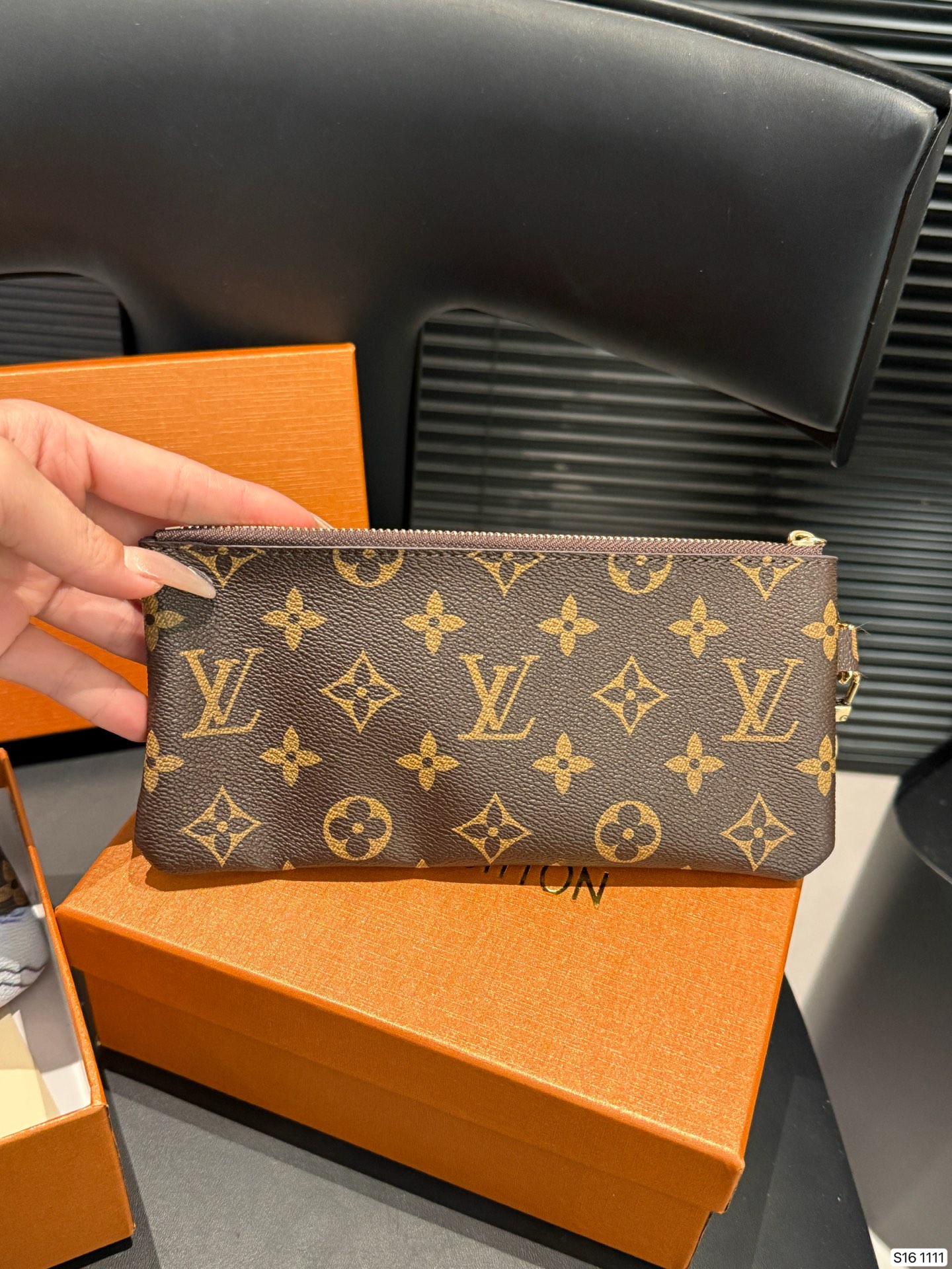 P130 配盒子 LV 专柜最新款火爆登场！做工精致， 媲美专柜！多功能小钱包超级实用 尺寸20 10 货号1111