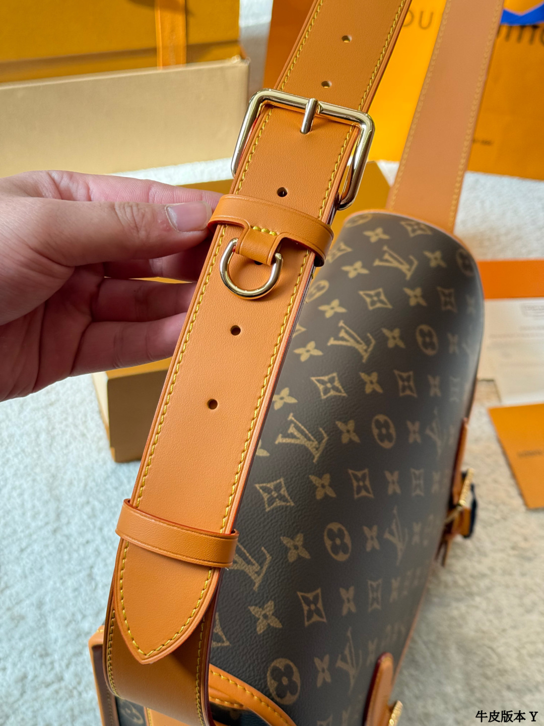 牛皮版本 p250 LV Satchel 邮差包 LV Satchel邮差包,经典Monogram老花帆布+深蜜色牛皮饰边,复古学院风满满!小巧精致,日常通勤、休闲出行都超适合艹。双扣设计+可调节肩带,单肩斜挎都OK,内部空间能装手机、钥匙、卡包等小物。灵感源自1930年代邮差包,实用又有收藏价值,男女都能轻松驾驭,搭配休闲或复古穿搭都很出彩 尺寸 35 26cm