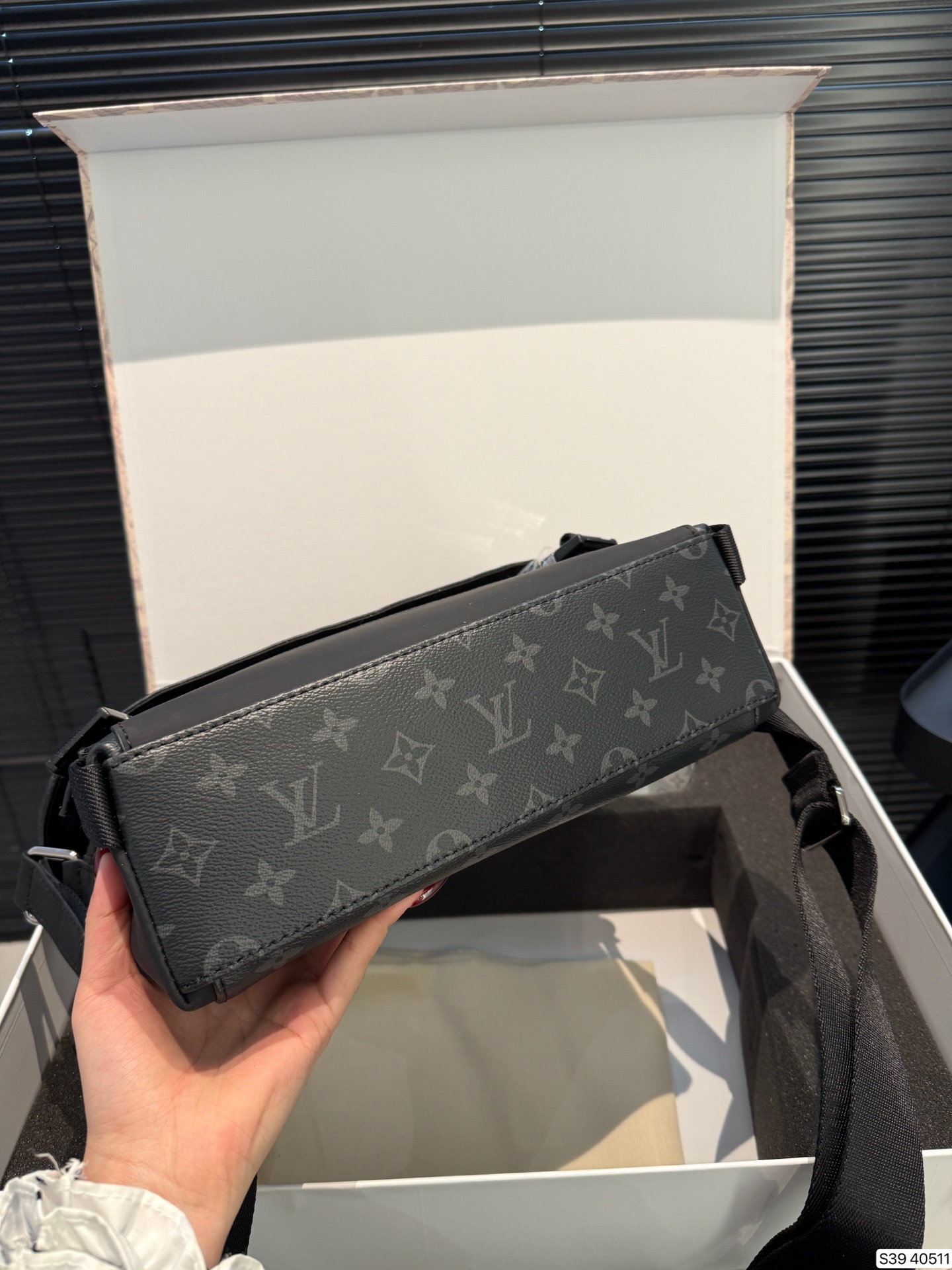 P245 配折叠盒子 经典Lv套盒 新款邮差黑武士➕挂件➕墨镜尺寸28 22 货号40511套盒