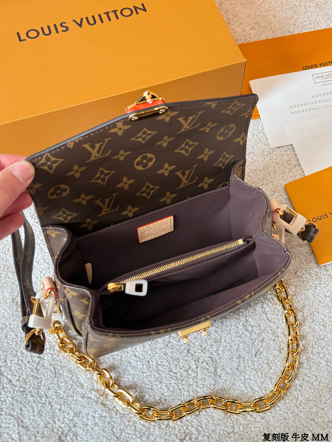 复刻版 牛皮 p270 Lv Pochette Metis East west Mini 新款邮差包 LV邮差包老花手提单肩斜挎包，优雅低调的外形设计和宽敞的包身更加入了实用性，LV闪亮的纯钢金色五金配件- 可调节肩带，配有树糕皮的肩垫，拉链闭合 超细纤维内衬 尺寸 21 14cm 配折叠礼盒🎁 牛皮