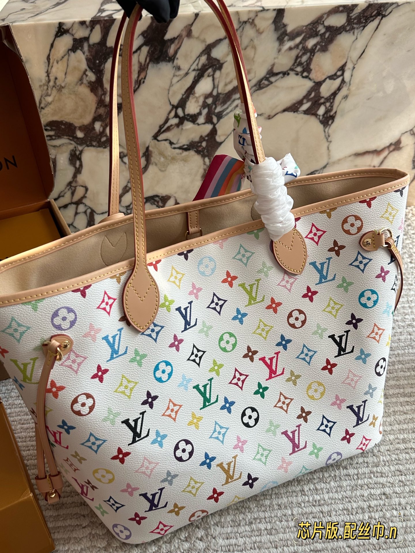 💰240 村上隆系列 lv neverfull购物袋的经典王牌,超大容量的设计作为妈咪包和OL通勤都是妥妥 滴,出镜率 最高的包款。条纹内衬完全不单调沉闷,设计感十足,可拆卸式子母拉链手包,既可单独作手拎包使用,亦可作为额外的内胆 清 丽中带点小女人的可爱韵味!尺寸: 32x29 x 17 cm 配礼盒