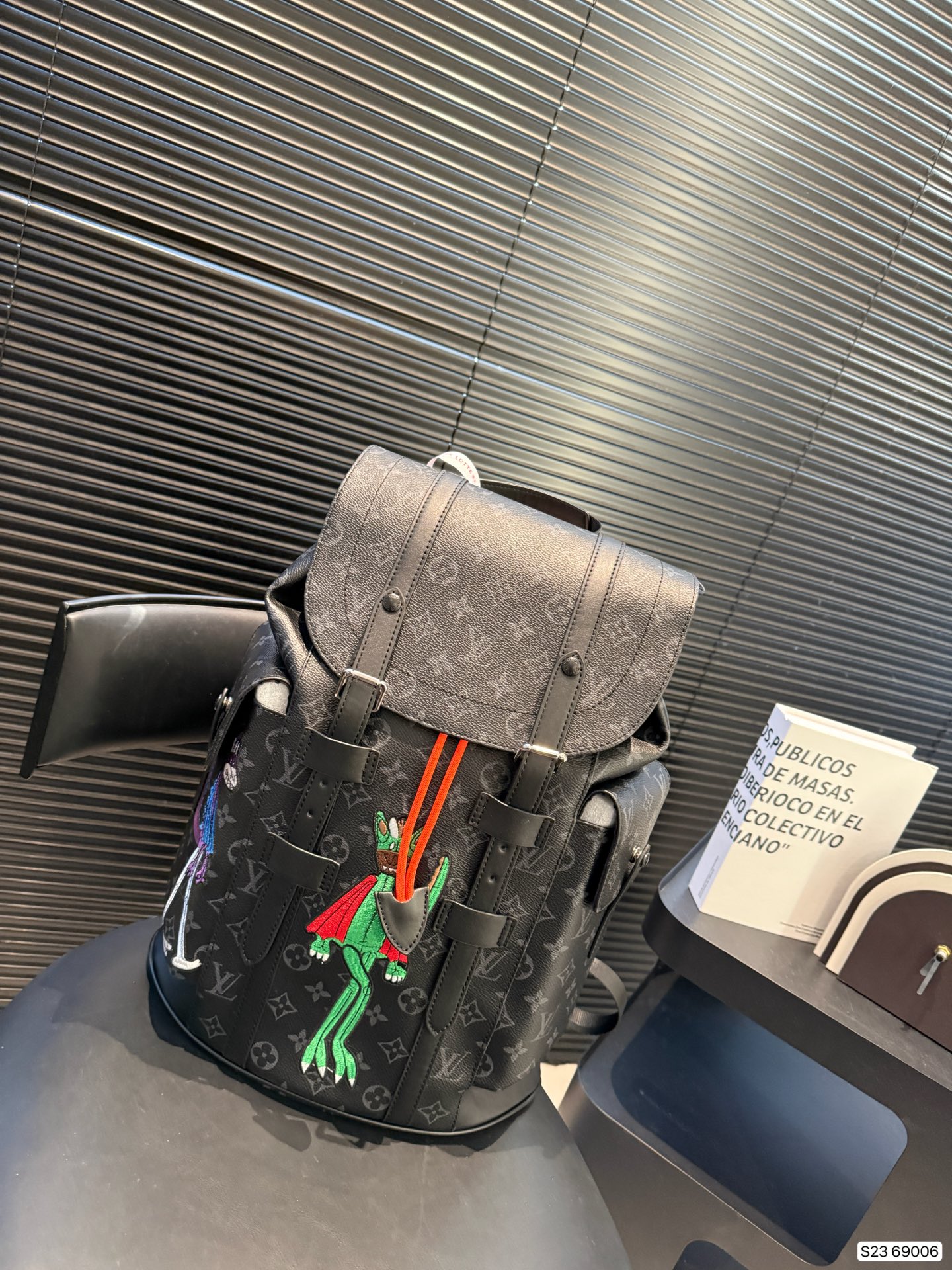 P165 Lv双肩包出货 超级耐磨 超级实用的款式 内衬带logo. 原版电镀五金带logo 这个包包的容量也很大 满足你出行的所有需求 必备的都可以装下 真的是很nice 尺寸 32 42 货号69006