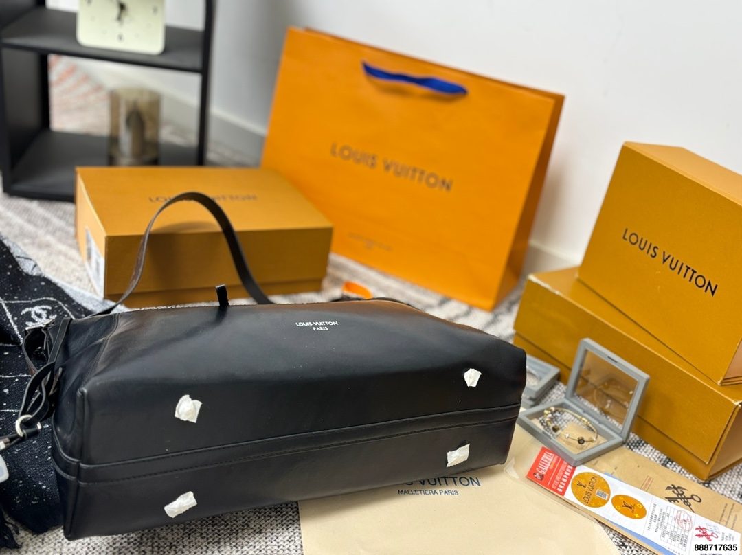 p185双盒 163芯片 围巾饰品＋80（款式随机） 尺寸42.32 LV 路易威登新款carryall链条购物袋🛍️ LV新出的全黑色Dark cargo carryall空间超级ok～ 皮质超有质感，随性简约 带一点老花，今年的新一代包神