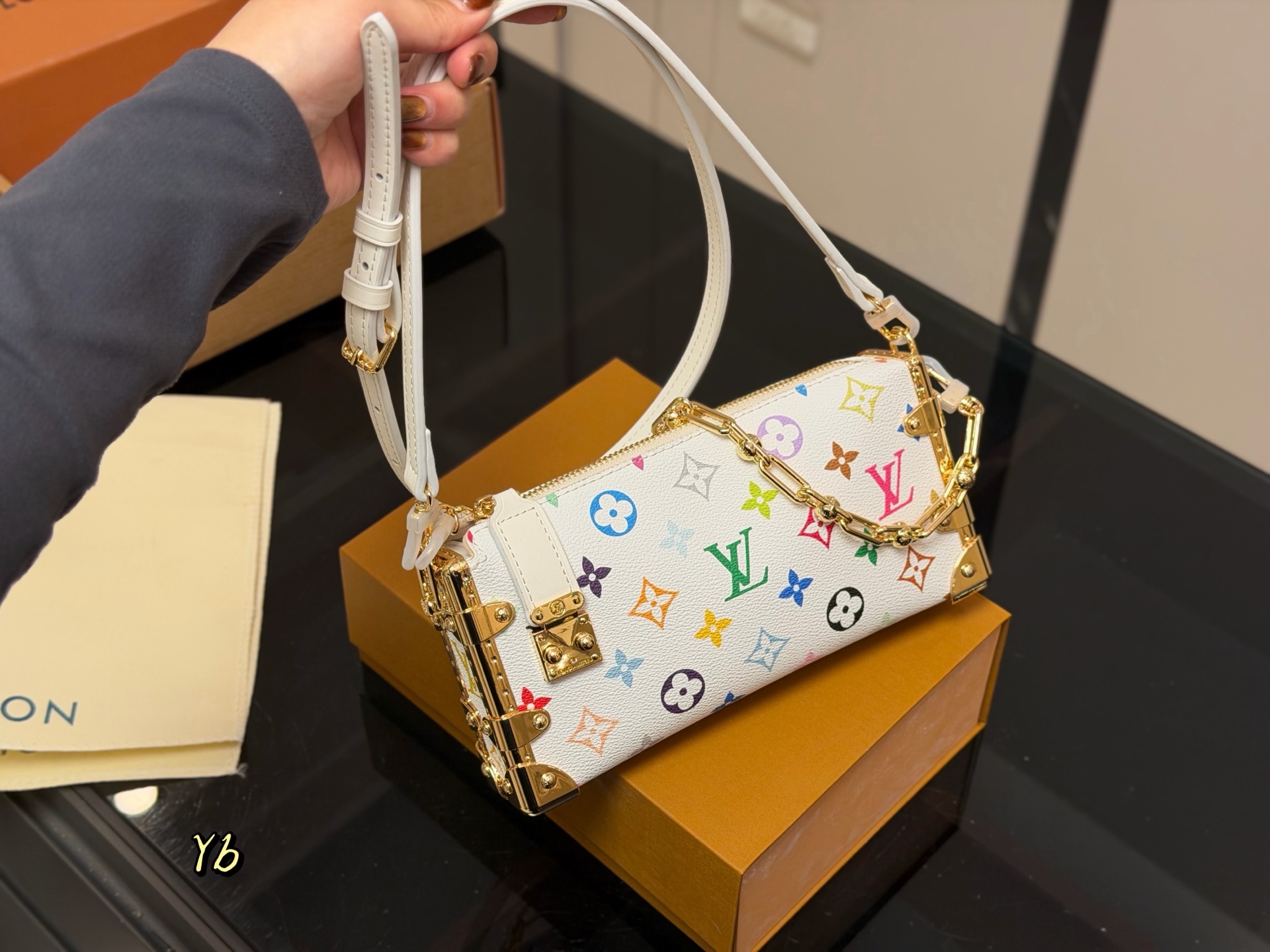 &yen;225 （折叠盒➕飞机盒） size：23*11cm 超时空爆款 Lv王炸新款包 横版谷爱凌 一定要入的它！ 超级洋气 upupup 搜索🔍Lv 软箱子（盒子）