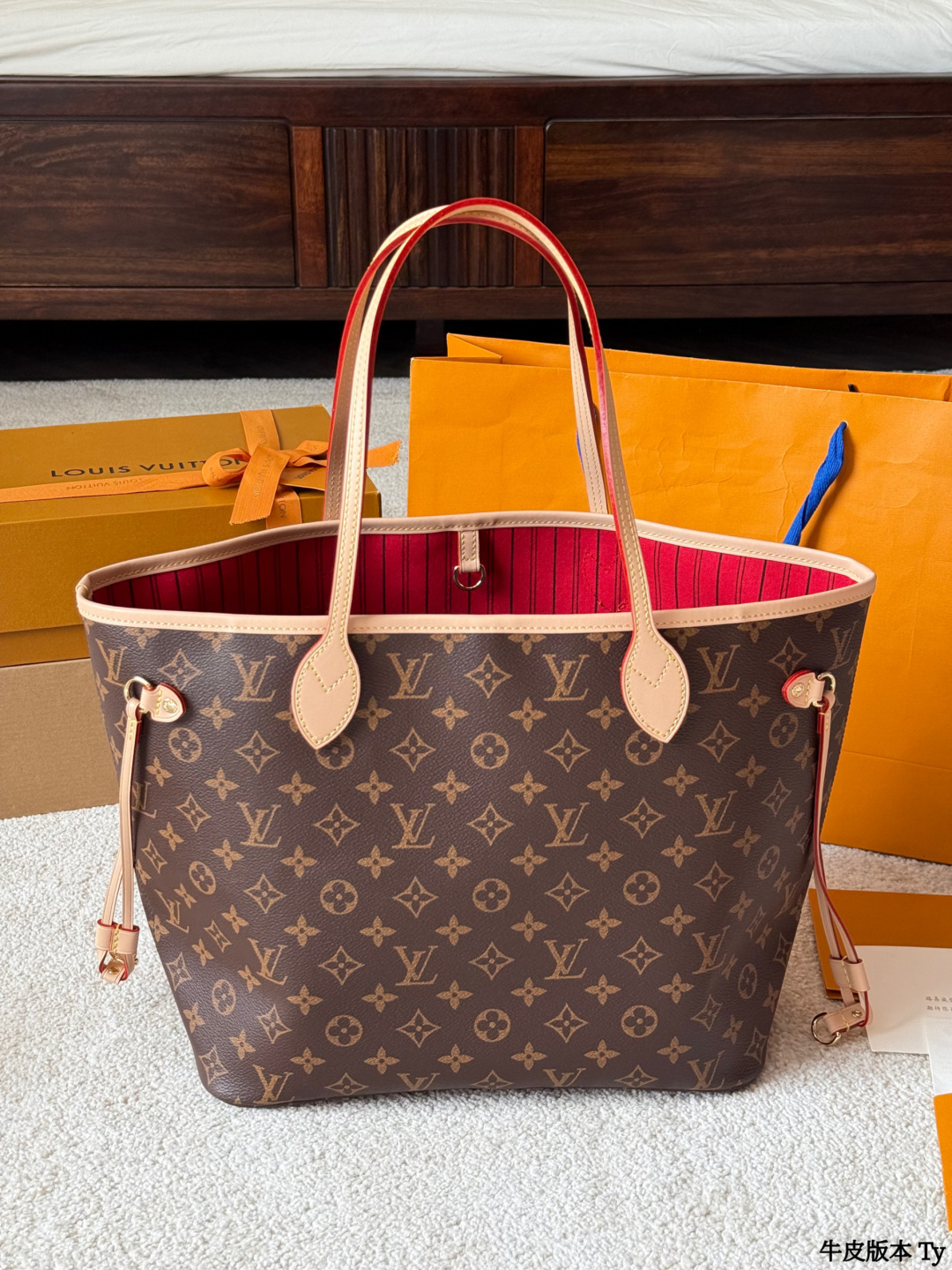 牛皮版本 p175 Lv 牛皮 L家 Neverfull 中号购物袋!入门级的款式哦!绝对的终身款!此物经典不言而喻!街拍和实用都是非常nb的选择!大家拿到后可以感受下,皮质颗粒之间空袭分明,宽度平均,摸上去软硬适中,变色皮哦!尺寸 :32 *28 (密封折叠礼盒包装 配海关贴 发票 免税店证书📄)